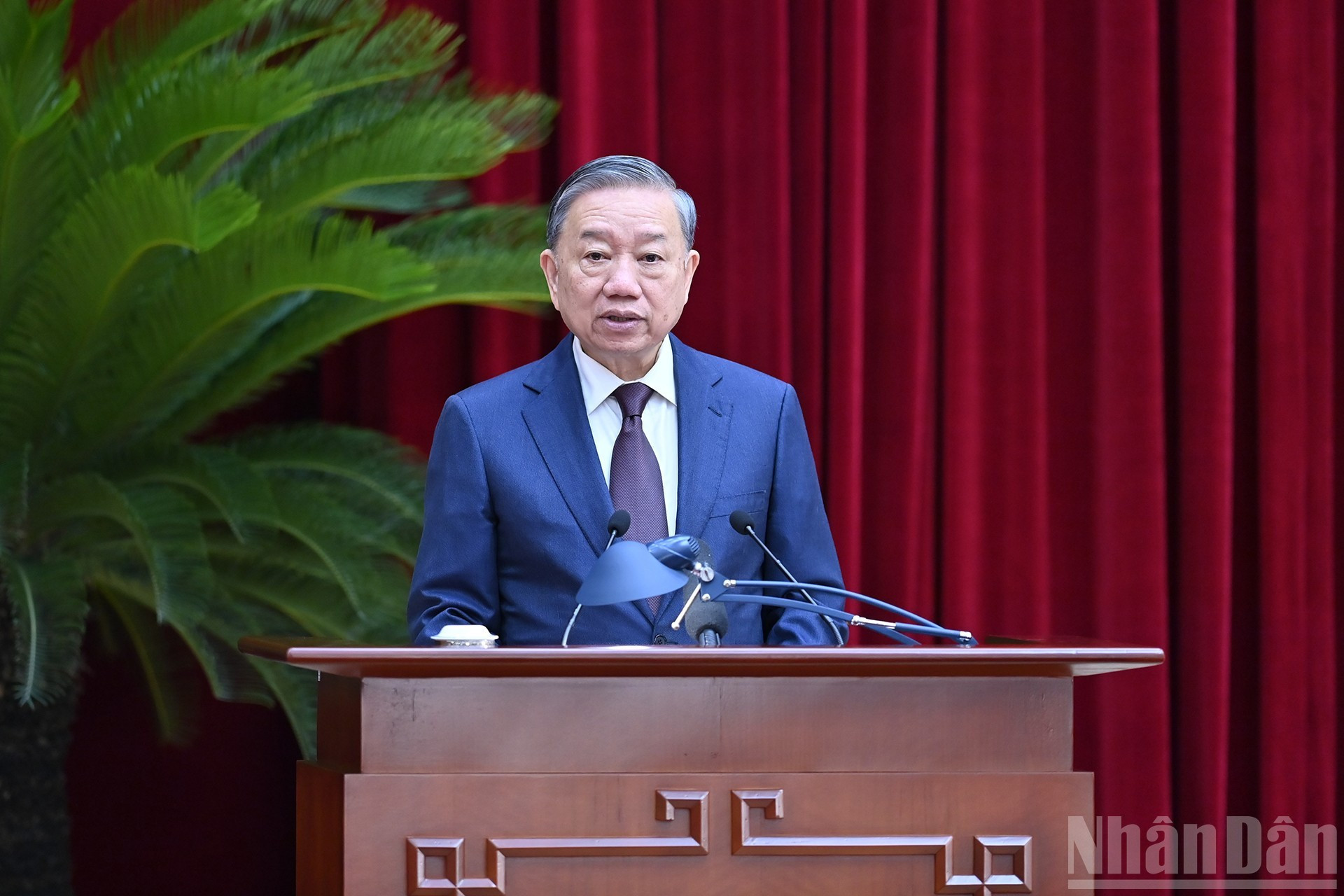 El secretario general del PCV, To Lam, pronuncia el discurso inaugural del coloquio.