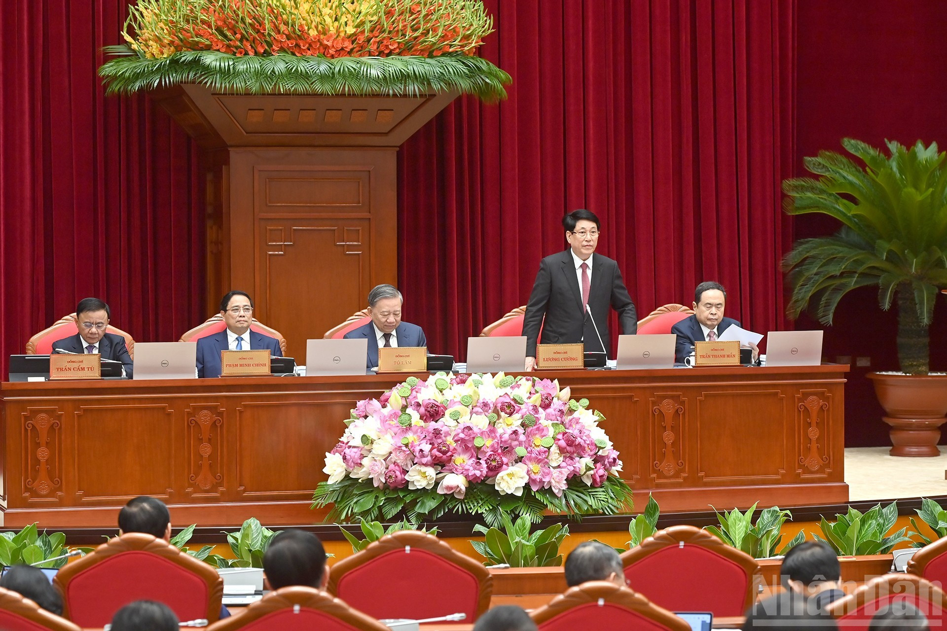 El miembro del Buró Político del Comité Central del Partido y presidente del país, Luong Cuong, dirige la sesión inaugural del pleno.