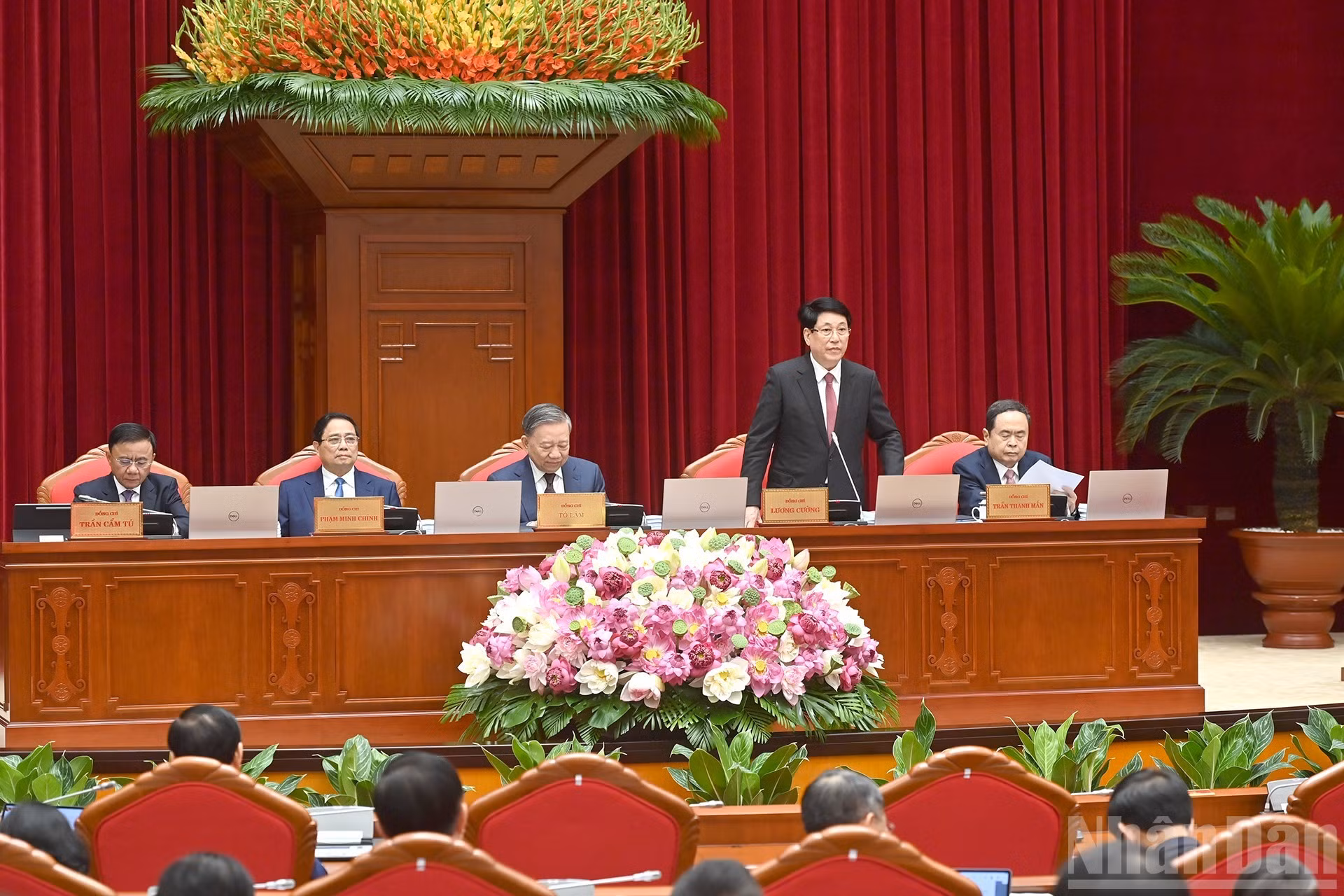 El miembro del Buró Político del Comité Central del Partido y presidente del país, Luong Cuong, dirige la sesión inaugural del pleno.