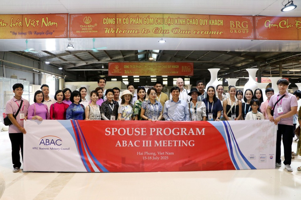 Representantes del Servicio de Cultura, Deportes y Turismo de Hai Phong y de la empresa de Chu Dau posan junto a la delegación. Representantes del Servicio de Cultura, Deportes y Turismo de Hai Phong y de la empresa de Chu Dau posan junto a la delegación.