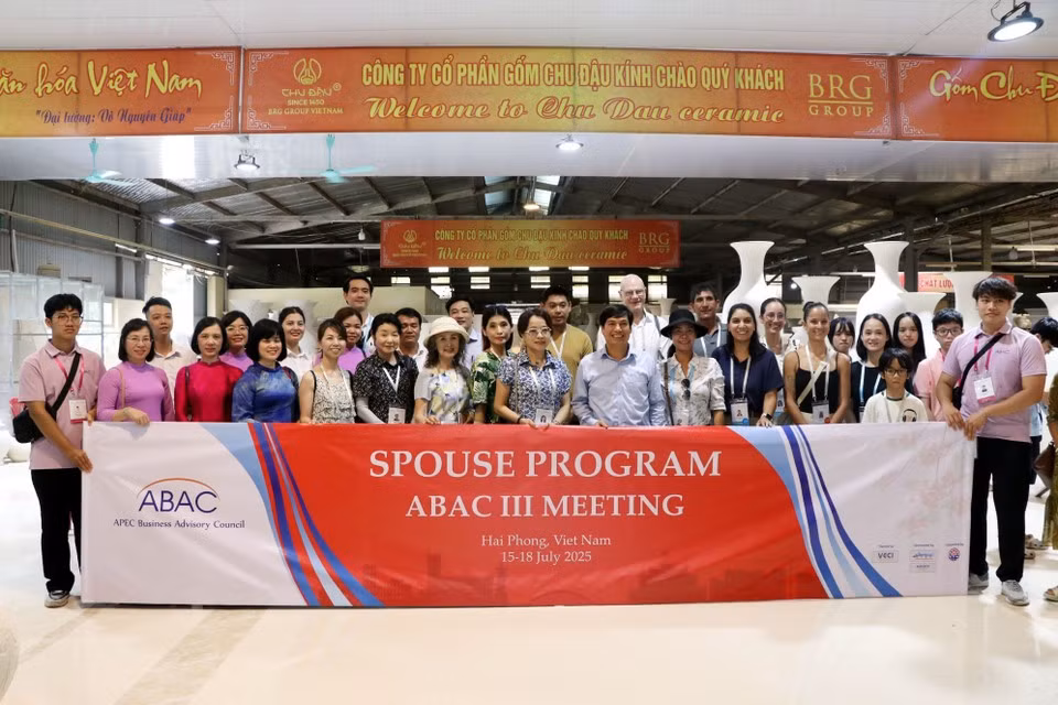 Representantes del Servicio de Cultura, Deportes y Turismo de Hai Phong y de la empresa de Chu Dau posan junto a la delegación.