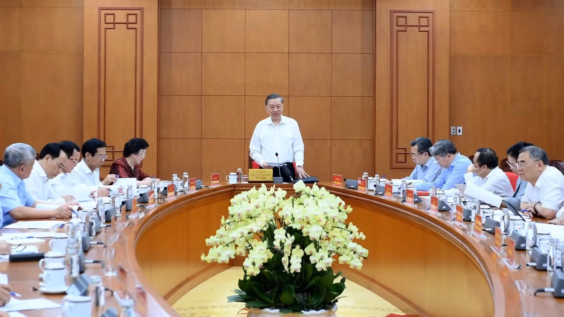 El secretario general del Partido Comunista y presidente de Vietnam, To Lam, dirige la reunión.