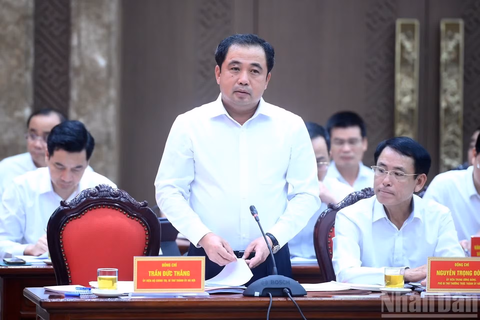 Tran Duc Thang, miembro del Buró Político del Comité Central del PCV, secretario del Comité del PCV en Hanói y jefe de la delegación parlamentaria de la ciudad, interviene en la reunión.