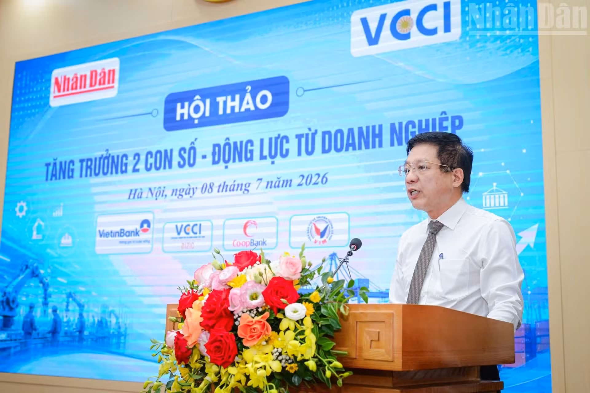 El presidente de la Confederación de Comercio e Industria de Vietnam, Ho Sy Hung, toma la palabra.