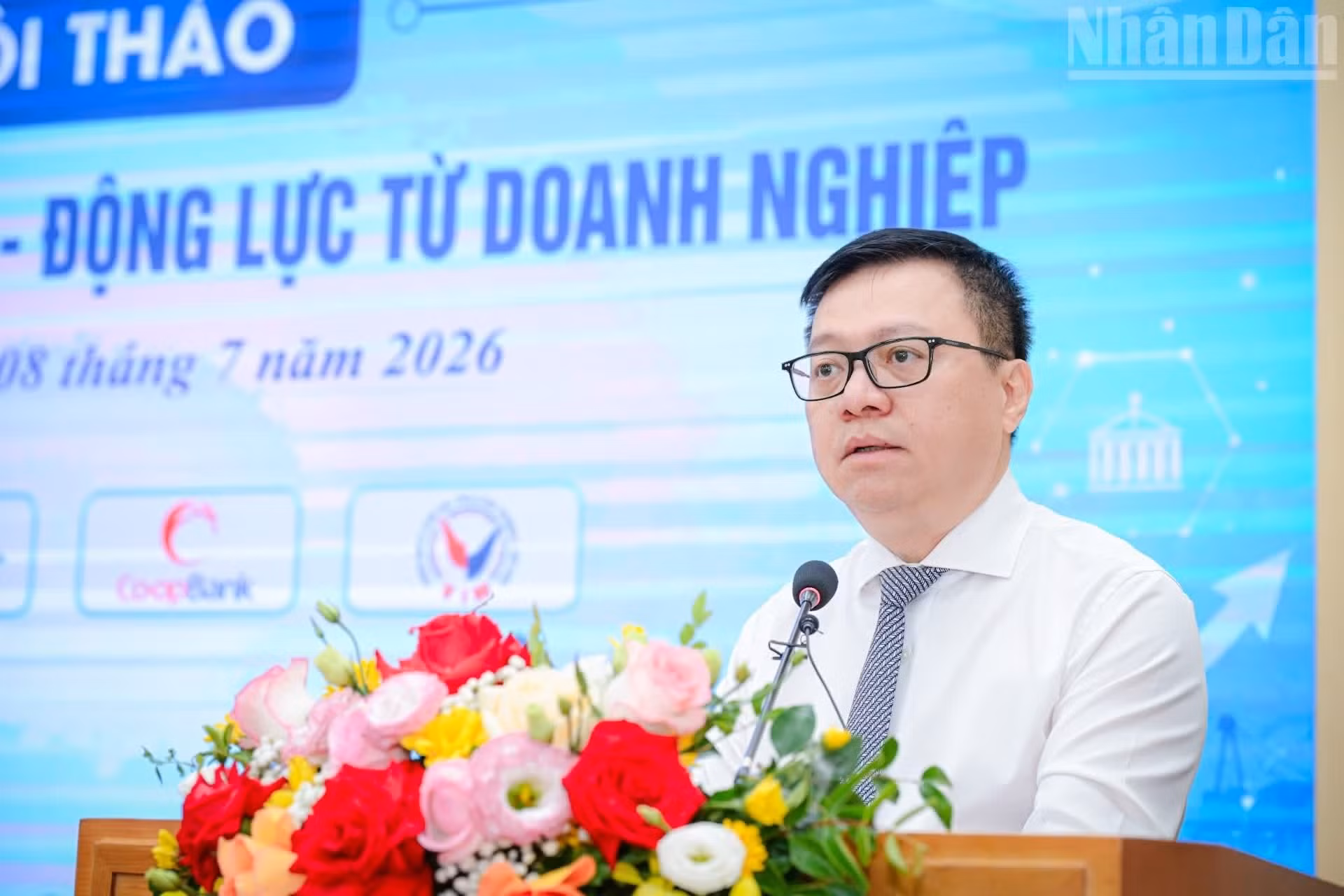 Le Quoc Minh, miembro del Comité Central del Partido Comunista de Vietnam (PCV), presidente-editor del periódico Nhan Dan, subjefe de la Comisión de Propaganda y Movilización de Masas del Comité Central del PCV y titular de la Asociación de Periodistas del país, habla en la cita. (Foto: Nhan Dan)