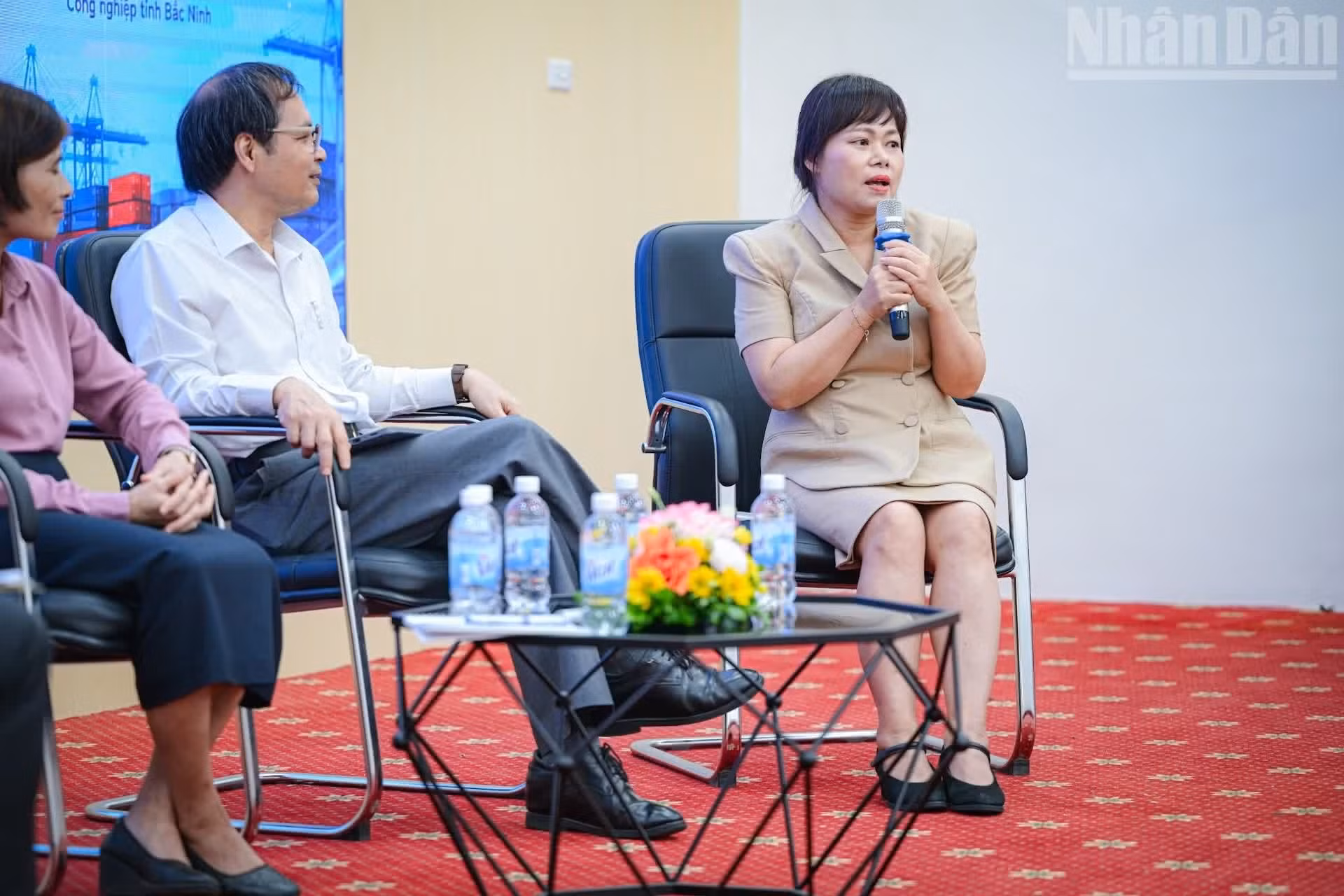 La presidenta de la empresa de tecnologías de nueva generación Hanel PT y de la Asociación de Producción Industrial de la provincia de Bac Ninh, Tran Thi Thu Trang, habla en el seminario.