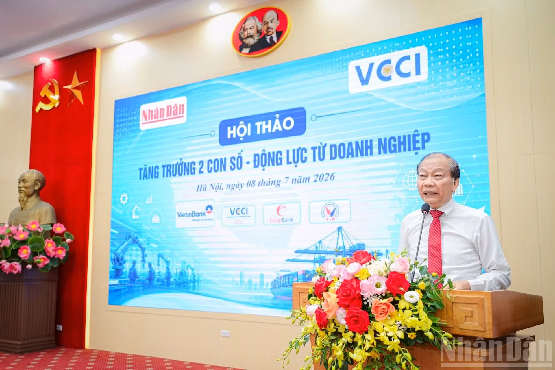 Hoang Quang Phong, vicepresidente de la Confederación de Comercio e Industria de Vietnam, concluye el seminario.