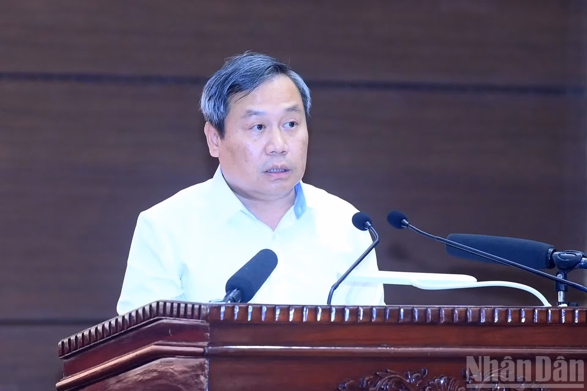 Vu Dai Thang, miembro del Comité Central del PCV, vicesecretario del Comité del PCV en Hanói y presidente del Comité Popular municipal, presenta un informe.