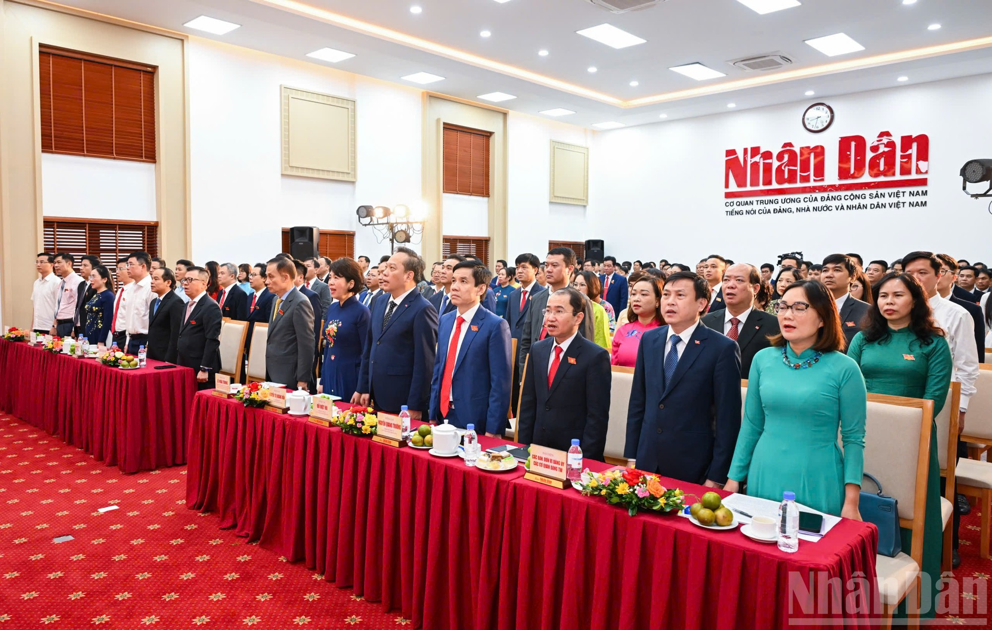 Los delegados realizan el acto de saludo a la bandera nacional.