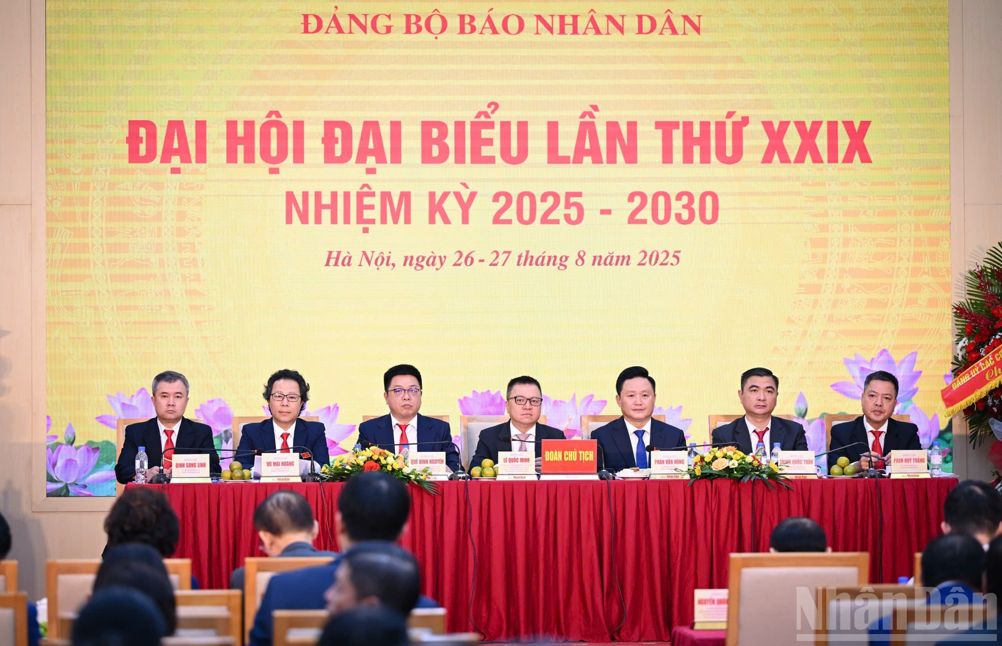 Los siete miembros del presídium del Congreso.