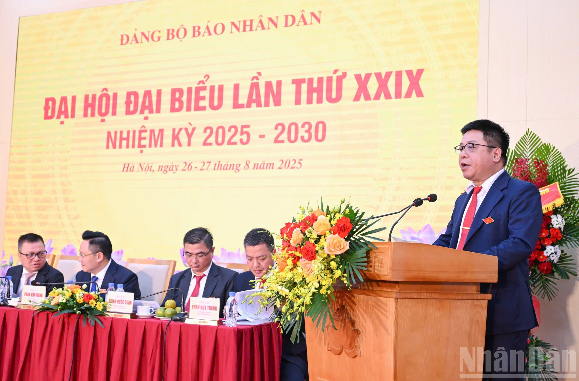 Que Dinh Nguyen, vicesecretario y jefe de Organización del Comité partidista de Nhan Dan en el mandato 2020-2025 y redactor subjefe del diario, presenta el borrador del Informe político del Comité del PCV de Nhan Dan del XXVIII mandato, correspondiente al lapso 2020-2025.