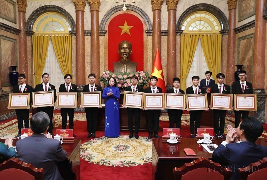 La vicepresidenta de Vietnam, Vo Thi Anh Xuan, se reúne con estudiantes que ganaron medallas en los Juegos Olímpicos de Ciencias y Tecnología internacionales, entregándoles la Orden de Trabajo (Hanói, 28 de diciembre de 2024). La vicepresidenta de Vietnam, Vo Thi Anh Xuan, se reúne con estudiantes que ganaron medallas en los Juegos Olímpicos de Ciencias y Tecnología internacionales, entregándoles la Orden de Trabajo (Hanói, 28 de diciembre de 2024).