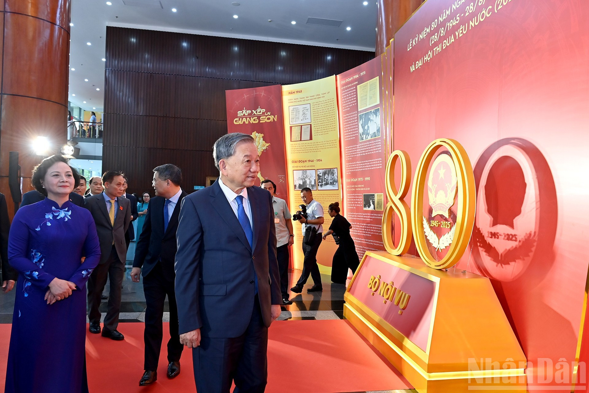 El líder partidista recorre una exposición sobre los logros del Ministerio del Interior a lo largo de los últimos 80 años.