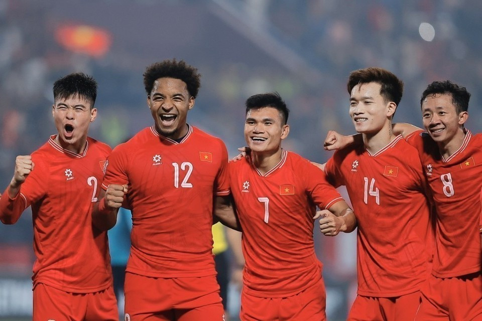Futbolistas de Vietnam celebran el gol de Nguyen Xuan Son, que eleva el marcador a 2-0 en la semifinal de vuelta de la Copa Asean 2024 entre Vietnam y Singapur (29 de diciembre de 2024). Futbolistas de Vietnam celebran el gol de Nguyen Xuan Son, que eleva el marcador a 2-0 en la semifinal de vuelta de la Copa Asean 2024 entre Vietnam y Singapur (29 de diciembre de 2024).