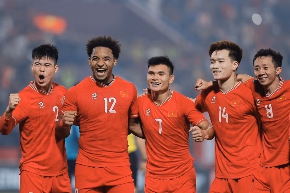 Futbolistas de Vietnam celebran el gol de Nguyen Xuan Son, que eleva el marcador a 2-0 en la semifinal de vuelta de la Copa Asean 2024 entre Vietnam y Singapur (29 de diciembre de 2024).