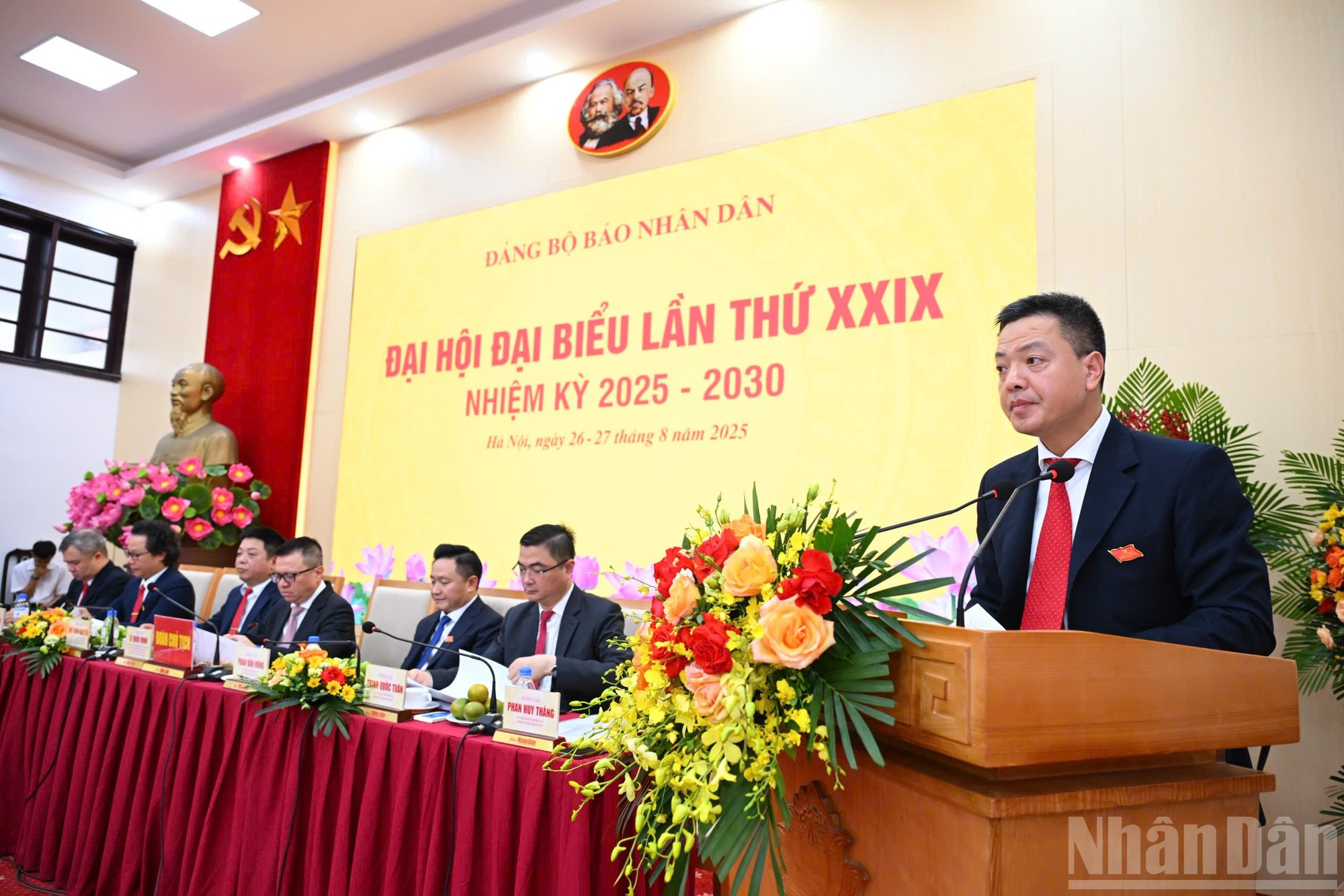 Phan Huy Thang, miembro de la Junta Permanente del Comité partidista de Nhan Dan en el mandato 2020-2025, miembro del Consejo Editorial y jefe de la Secretaría Editorial del periódico, en nombre del presídium del Congreso, presenta el proyecto de planificación de personal para delegar al I Congreso del Comité del Partido en los Órganos partidistas del Comité Central del PCV del mandato 2025-2030.