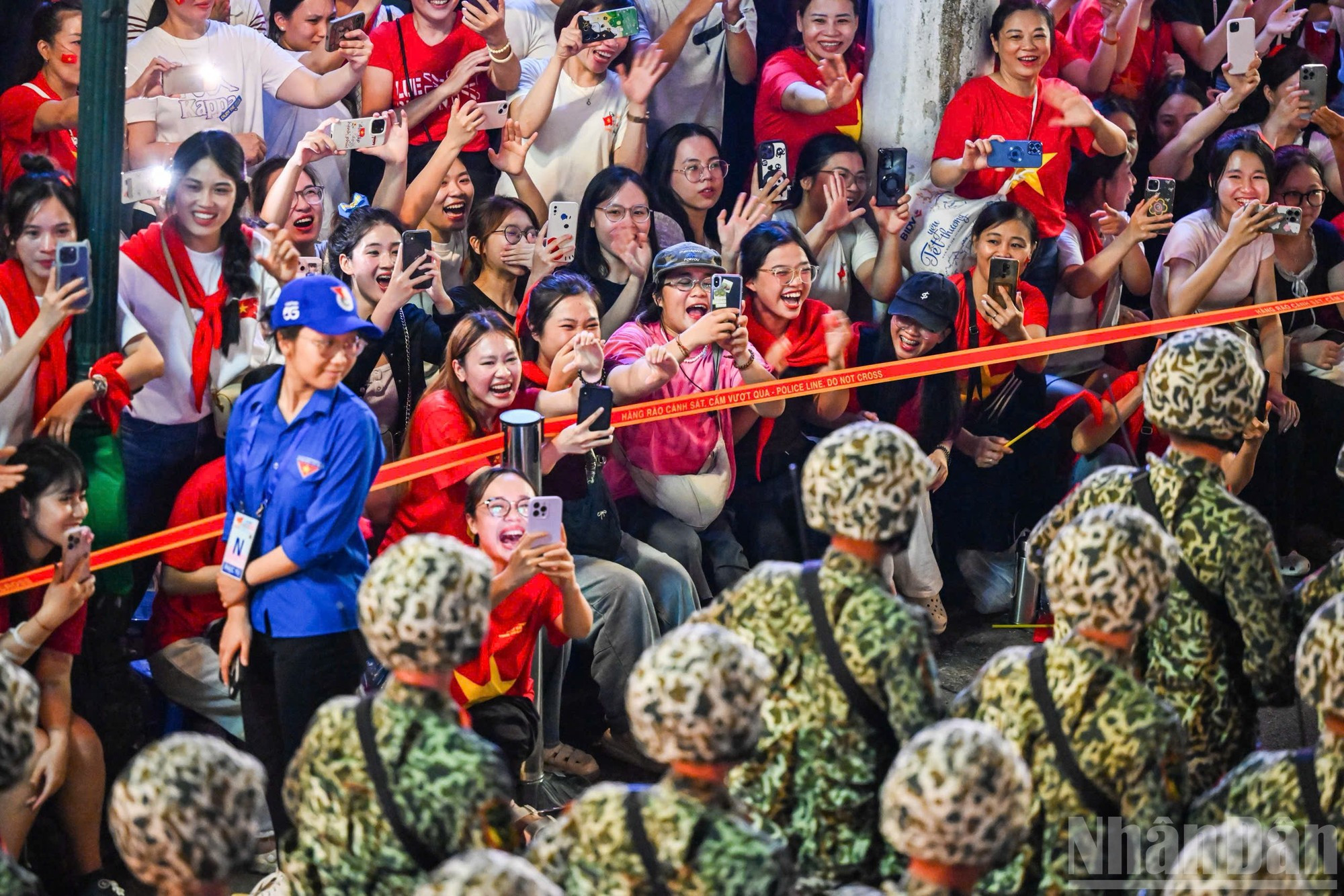 Ciudadanos de la capital vitorean a los oficiales.