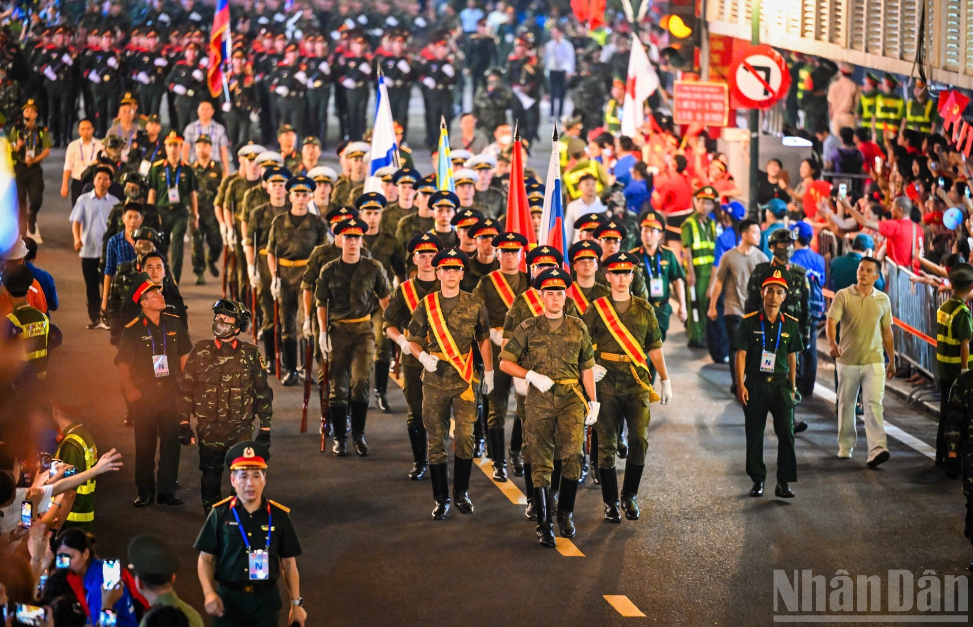 El desfile cuenta con la participación de las fuerzas armadas de países amigos. En la imagen, la delegación militar de Rusia.