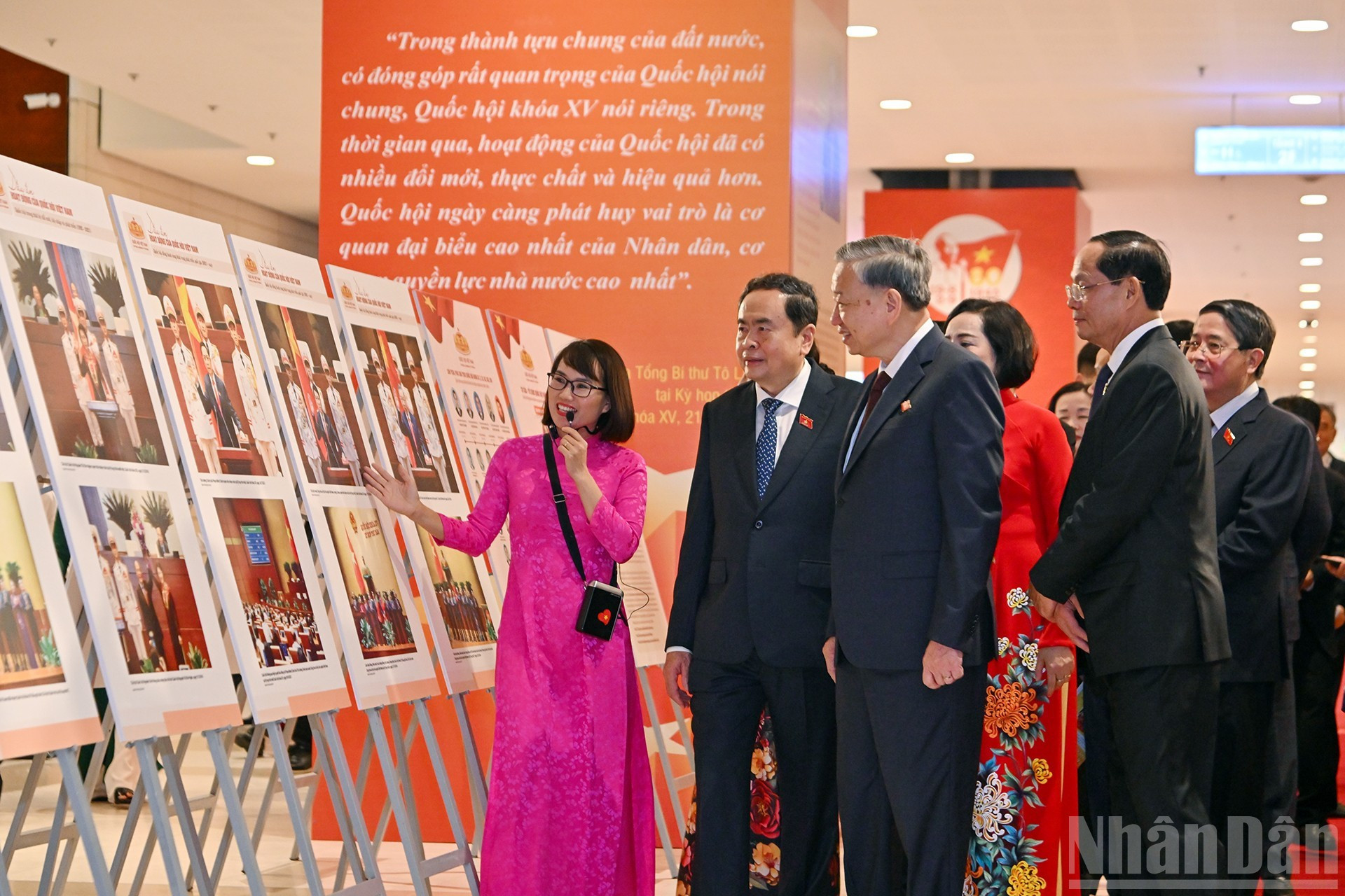 El líder partidista recorre la exposición fotográfica “Asamblea Nacional de Vietnam: 80 años de herencia y desarrollo”. El líder partidista recorre la exposición fotográfica “Asamblea Nacional de Vietnam: 80 años de herencia y desarrollo”.