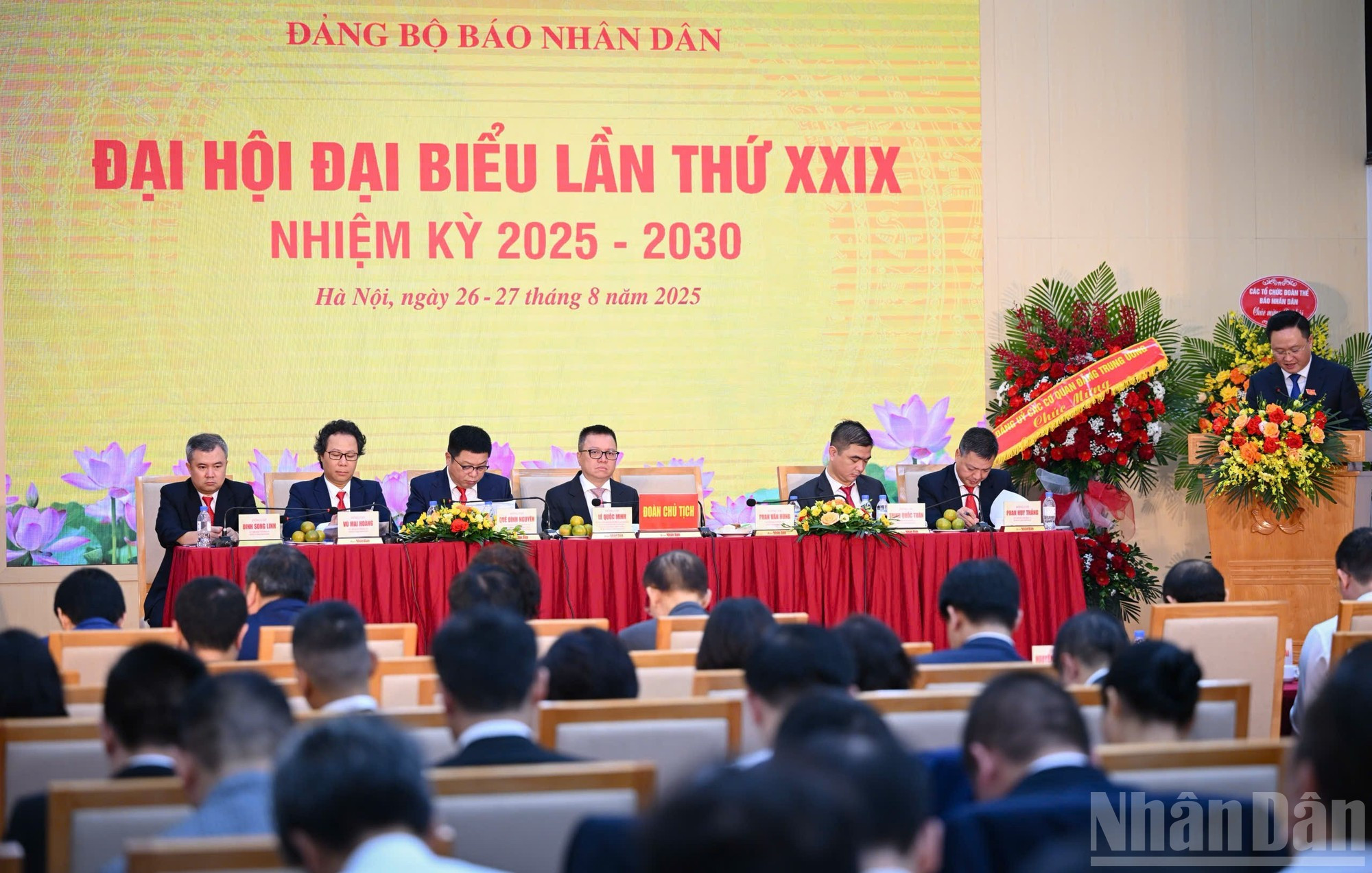 Phan Van Hung, miembro de la Junta Permanente del Comité partidista de Nhan Dan y redactor subjefe del diario, lee el borrador del Informe de revisión sobre la dirigencia del Comité del PCV de Nhan Dan en el XXVIII mandato, correspondiente al lapso 2020-2025.