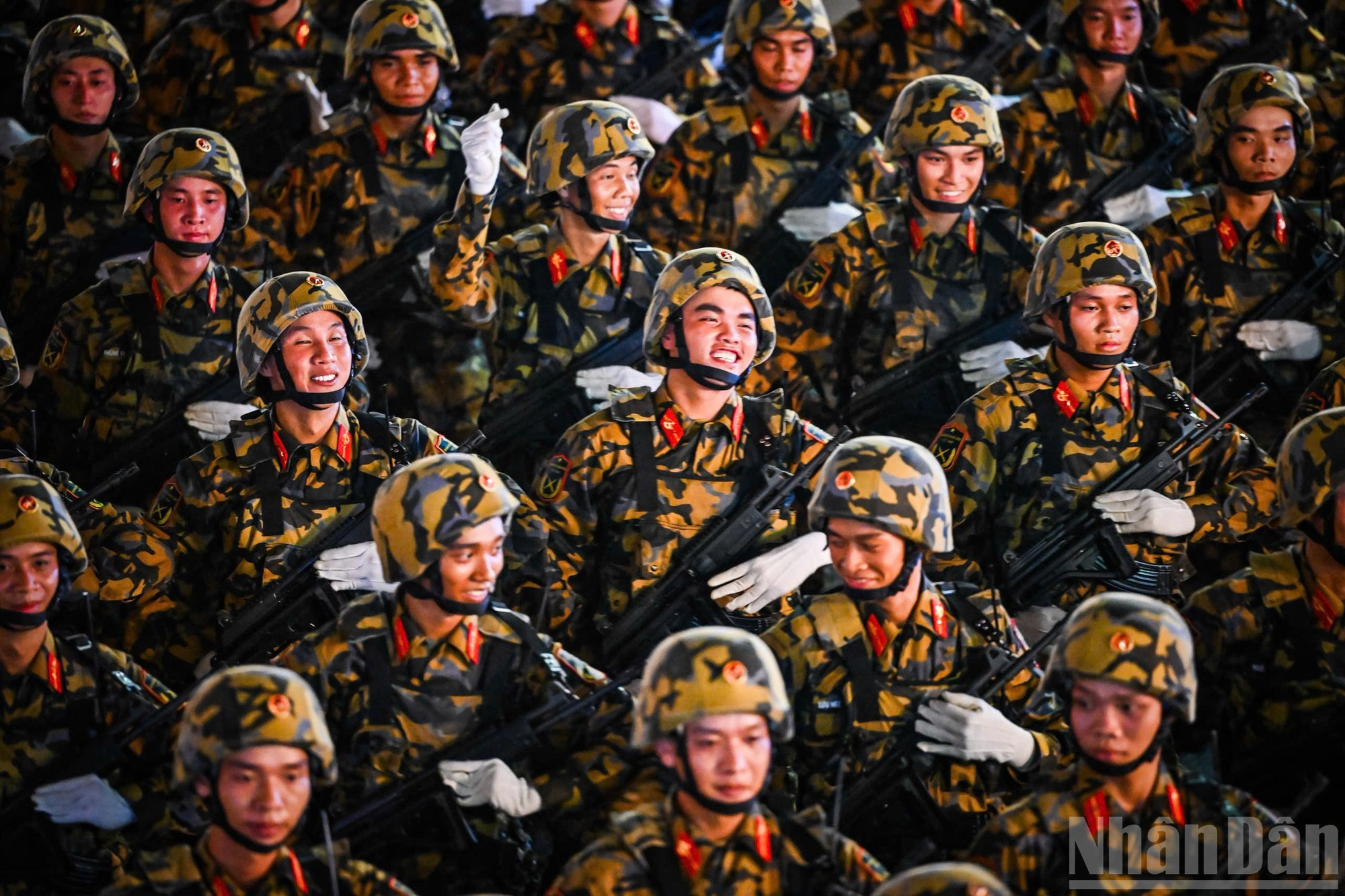 La alegría de marchar en el abrazo del pueblo.