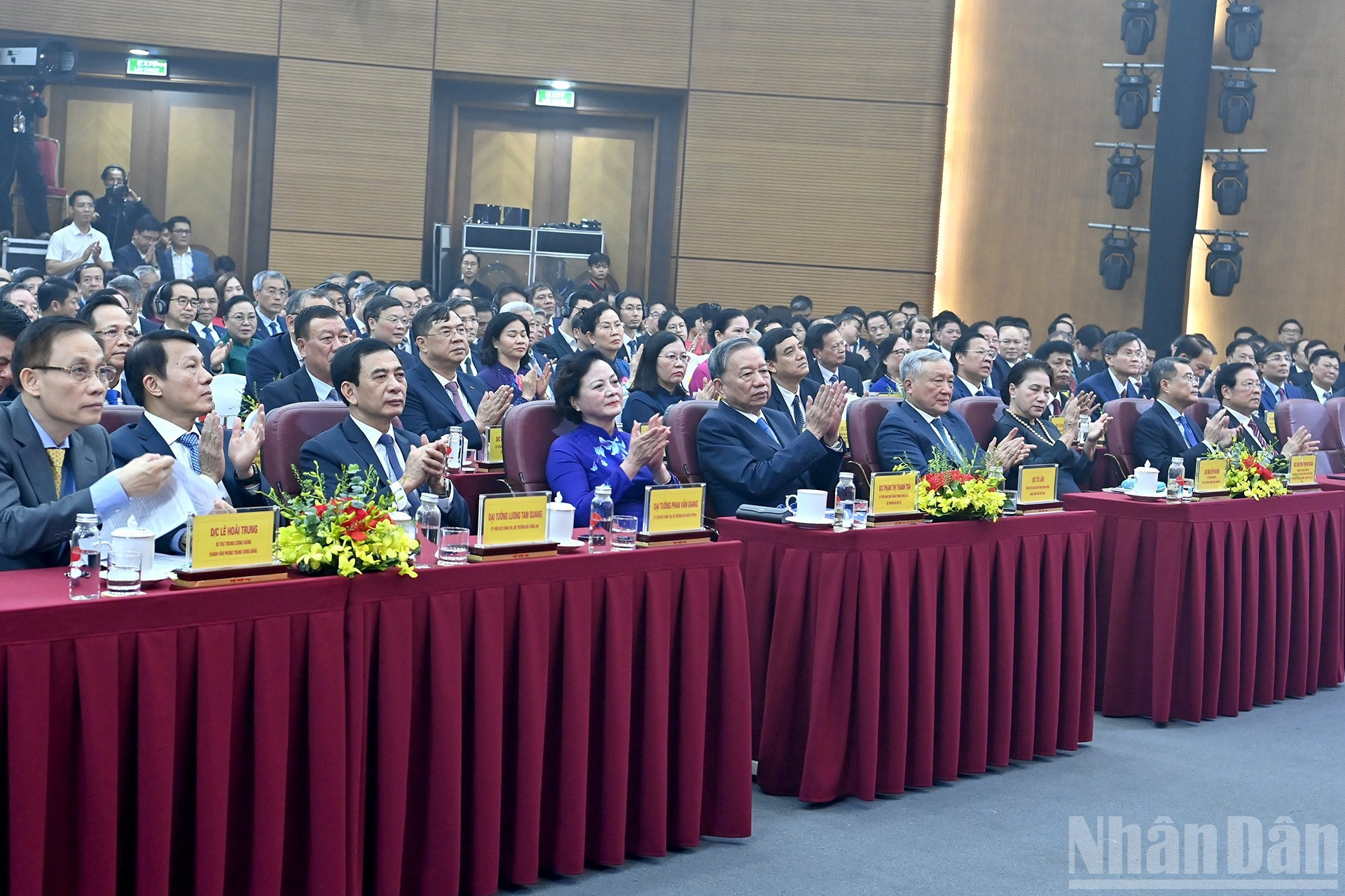 El líder partidista y otros delegados a la ceremonia.
