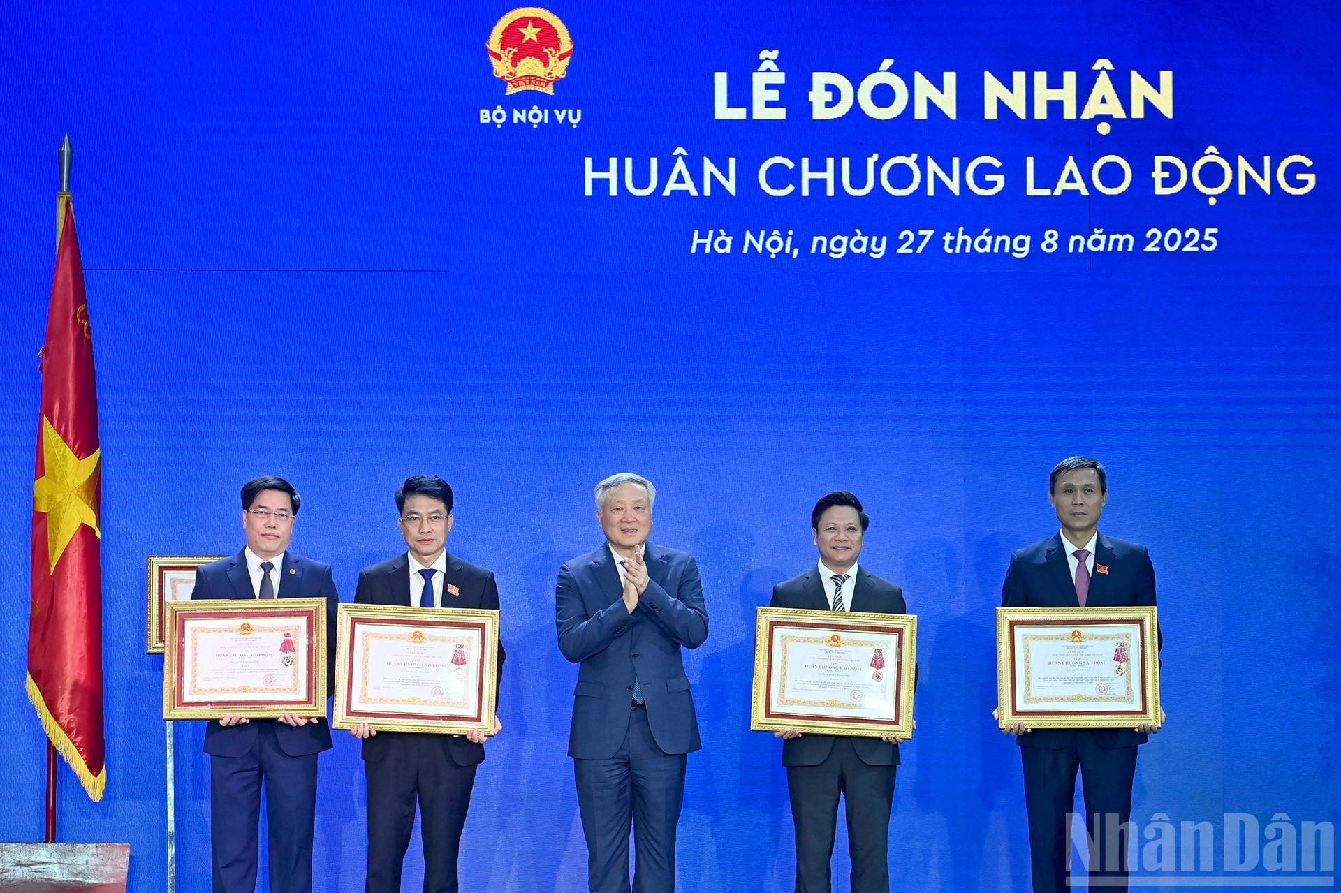 El vice primer ministro permanente, Nguyen Hoa Binh, entrega la Orden de Trabajo de primera clase y de segunda clase a varios entes del Ministerio del Interior.