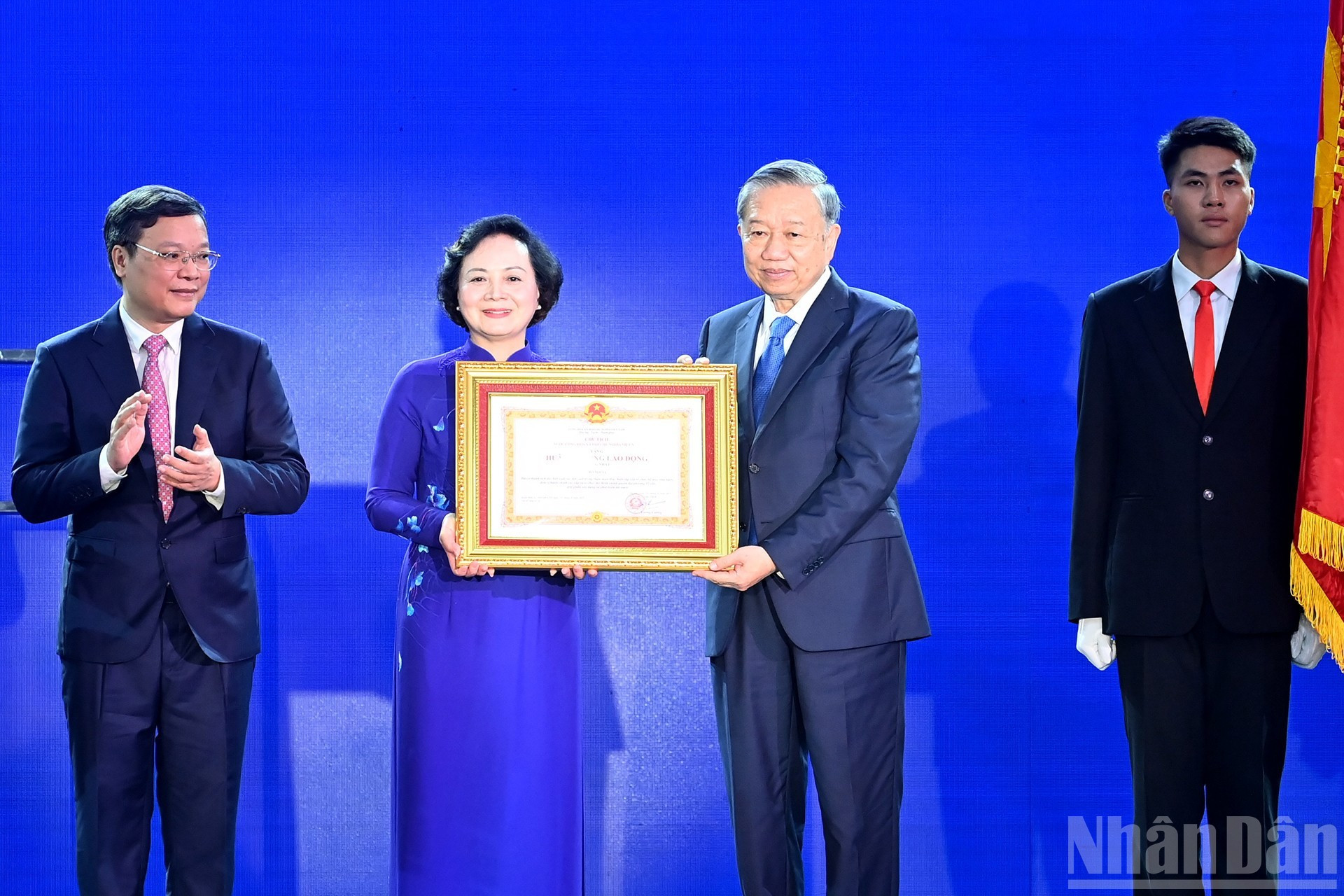 El secretario general del Partido, To Lam, realiza la entrega de la Orden de Trabajo de primera clase al Ministerio del Interior.