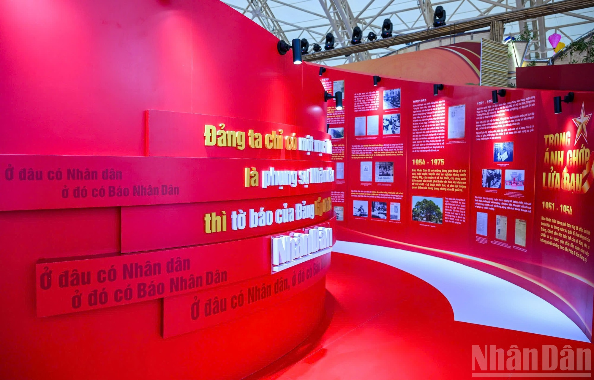 La sección A de la exhibición tiene la temática “El nacimiento del periódico Nhan Dan: entre el destello de las balas”.