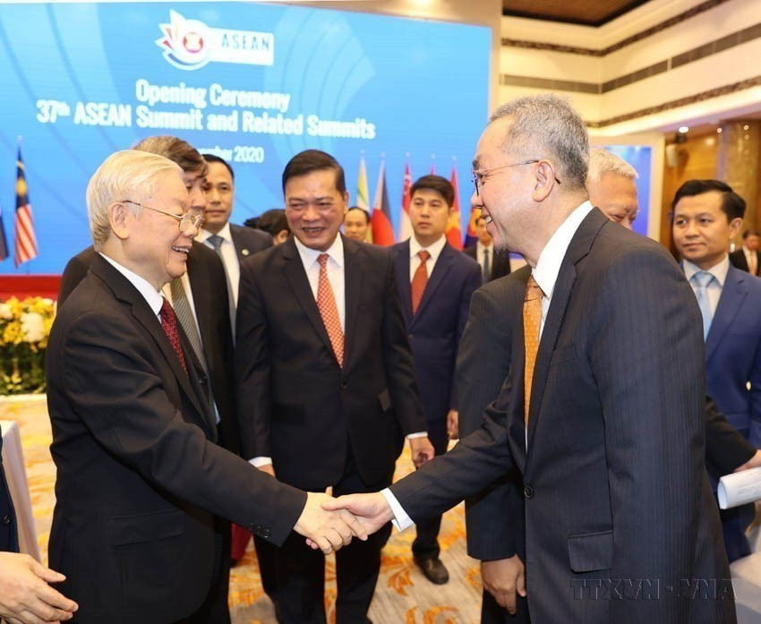 Desde el inicio de las reformas, Vietnam ha expresado su deseo de ser amigo de todas las naciones y ha mostrado su disposición a cumplir con las misiones internacionales. En la imagen, el secretario general del Partido Comunista y presidente de Vietnam, Nguyen Phu Trong, y delegados en la sesión inaugural de la 37 Cumbre de la Asociación de Naciones del Sudeste Asiático (Asean) y citas relacionadas, en Hanói, el 12 de noviembre de 2020. Desde el inicio de las reformas, Vietnam ha expresado su deseo de ser amigo de todas las naciones y ha mostrado su disposición a cumplir con las misiones internacionales. En la imagen, el secretario general del Partido Comunista y presidente de Vietnam, Nguyen Phu Trong, y delegados en la sesión inaugural de la 37 Cumbre de la Asociación de Naciones del Sudeste Asiático (Asean) y citas relacionadas, en Hanói, el 12 de noviembre de 2020.
