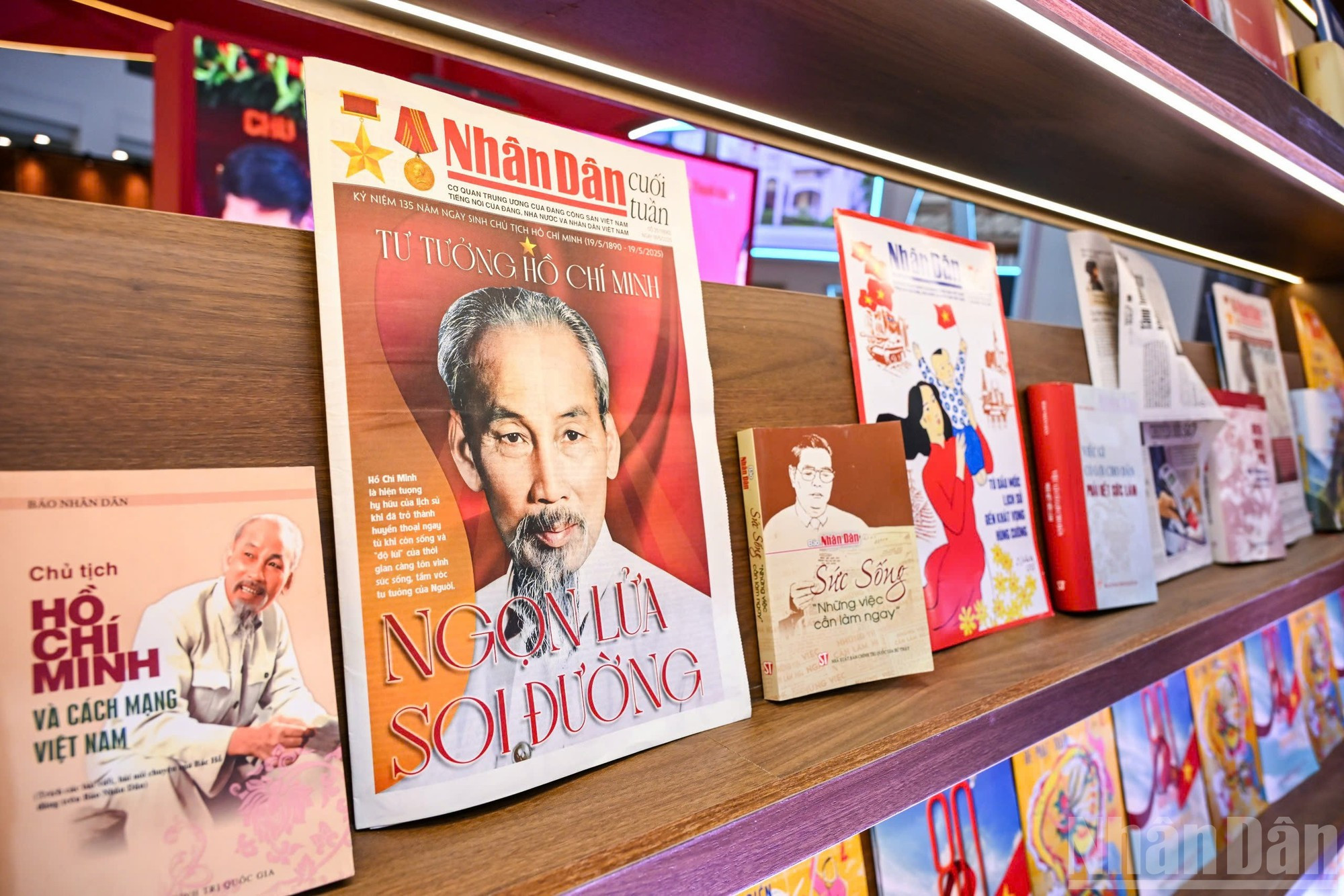 Publicaciones y libros de Nhan Dan en la muestra.