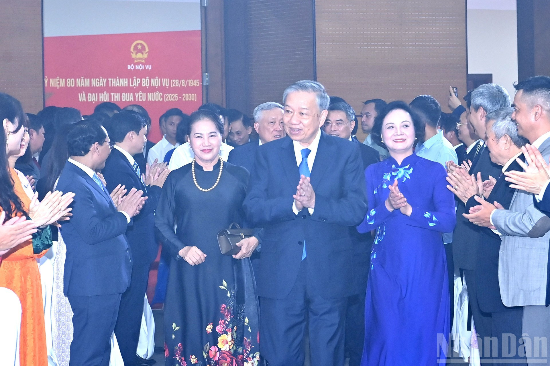 El secretario general del Partido, To Lam, llega al evento.