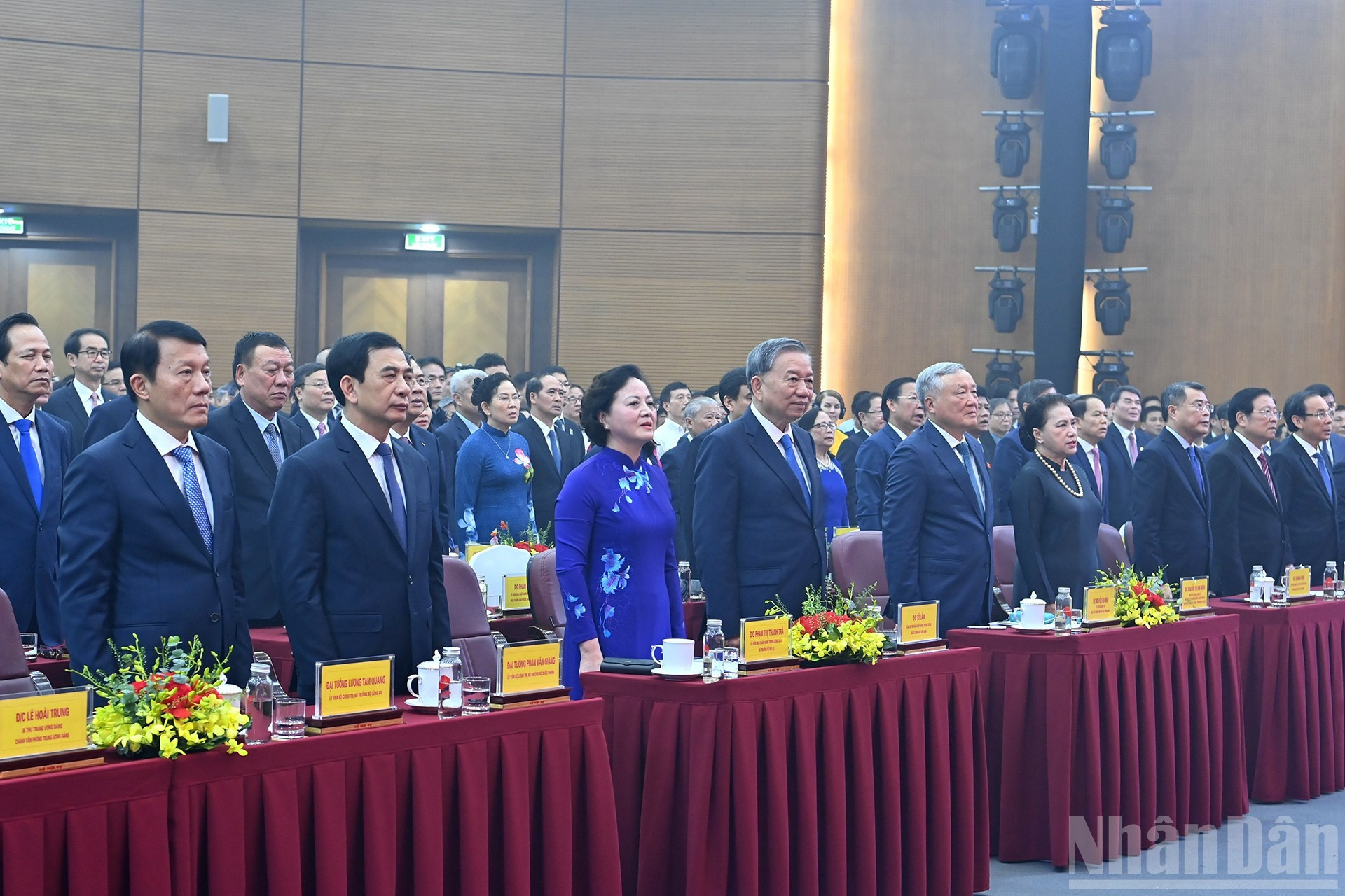 Los delegados realizan el acto de saludo a la bandera nacional.
