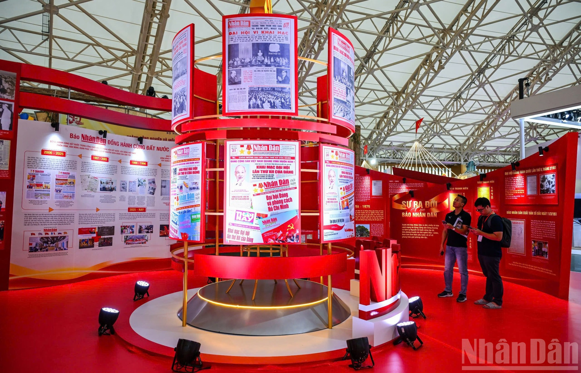 Bajo el lema “La pluma de lucha, la visión de la época, la valentía que guía”, la exposición tiene como meta reafirmar el liderazgo del periódico Nhan Dan (Pueblo), órgano central del Partido y la voz del Partido, del Estado y del pueblo vietnamitas.