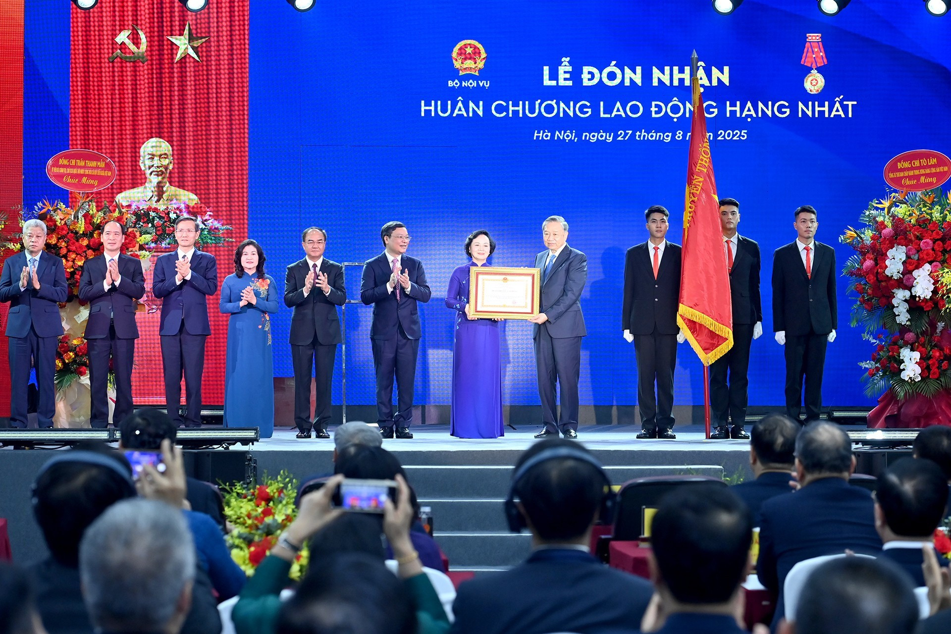 [Foto] Líder partidista de Vietnam asiste a conmemoración del establecimiento del Ministerio del Interior