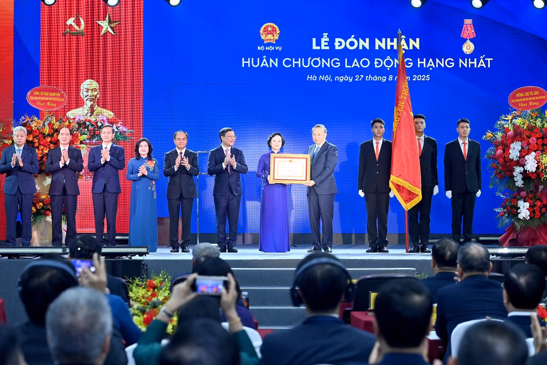 [Foto] Líder partidista de Vietnam asiste a conmemoración del establecimiento del Ministerio del Interior