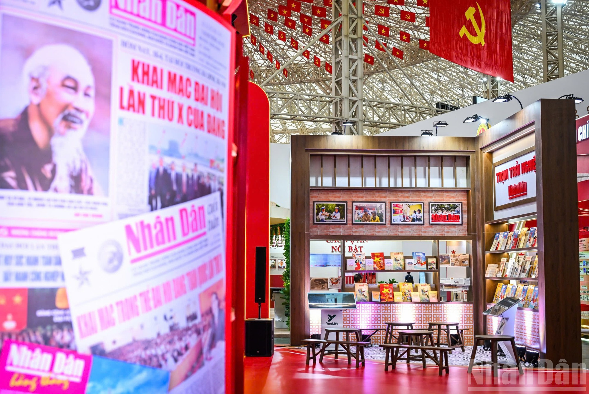 La sección E, “Estación de experiencias”, exhibe publicaciones especiales con motivo del Día Nacional (2 de septiembre) y otras fechas especiales en 2025 como el 135º aniversario del natalicio del Presidente Ho Chi Minh, el 70º de la victoria de Dien Bien Phu, el 50º del Día de la Liberación del Sur y la Reunificación nacional, y el centenario del Día de la Prensa Revolucionaria de Vietnam.