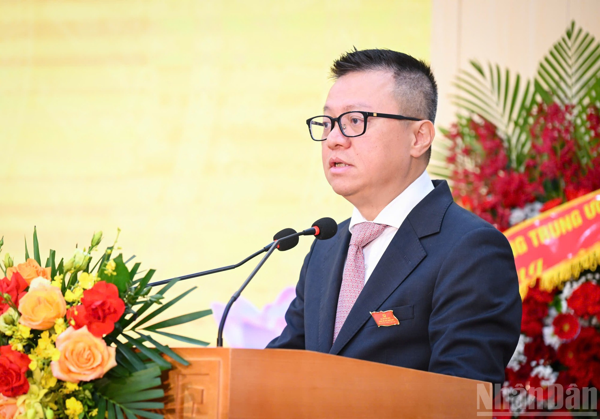 Le Quoc Minh, miembro del Comité Central del PCV, miembro de la Junta Permanente del Comité del Partido en los Órganos partidistas del Comité Central del PCV, secretario del Comité partidista y presidente-editor de Nhan Dan, subjefe de la Comisión de Propaganda y Movilización de Masas del Comité Central del PCV, y presidente de la Asociación de Periodistas del país, pronuncia el discurso inaugural de la asamblea.