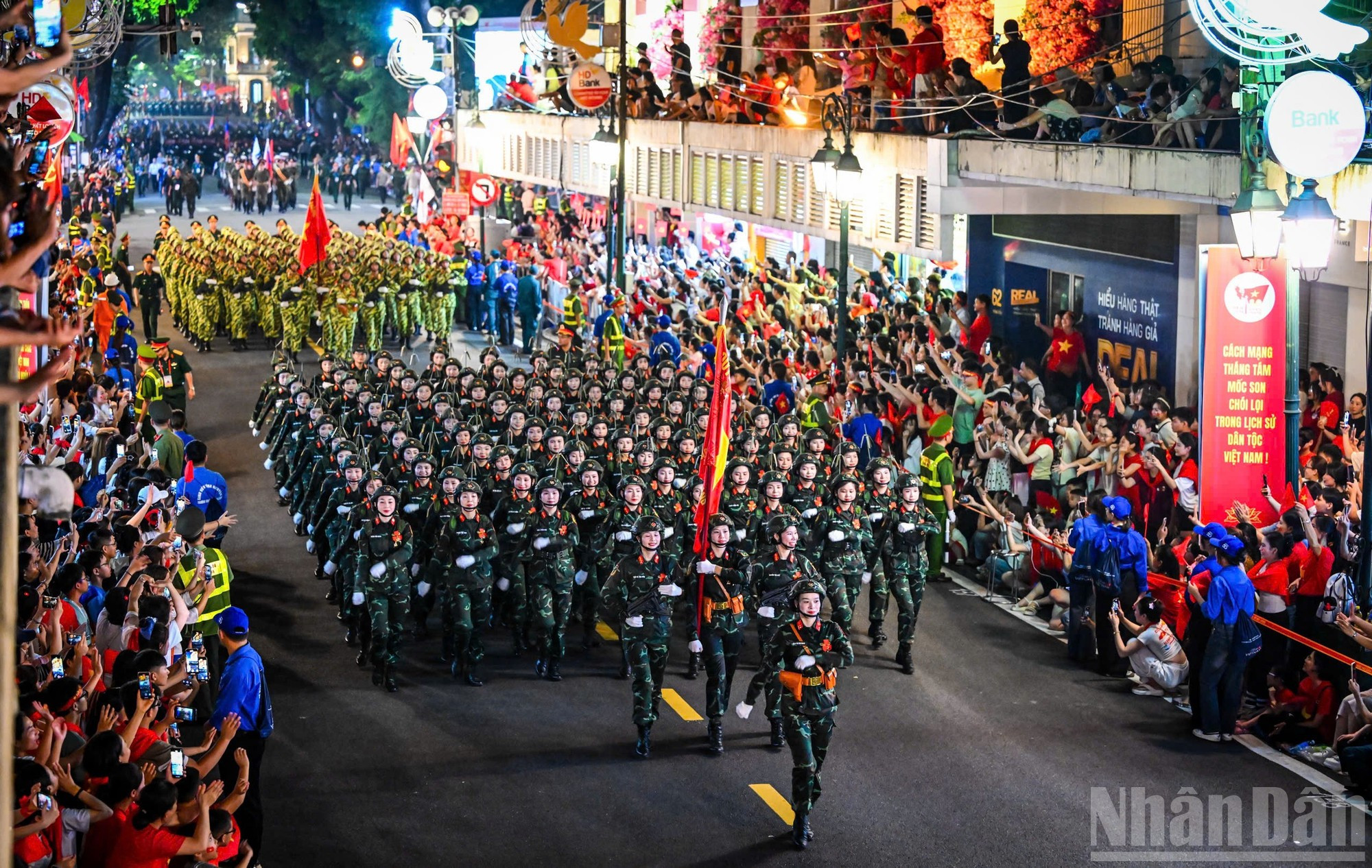 La gente concurre a las rutas desde temprano para ocupar el mejor mirador del ensayo.