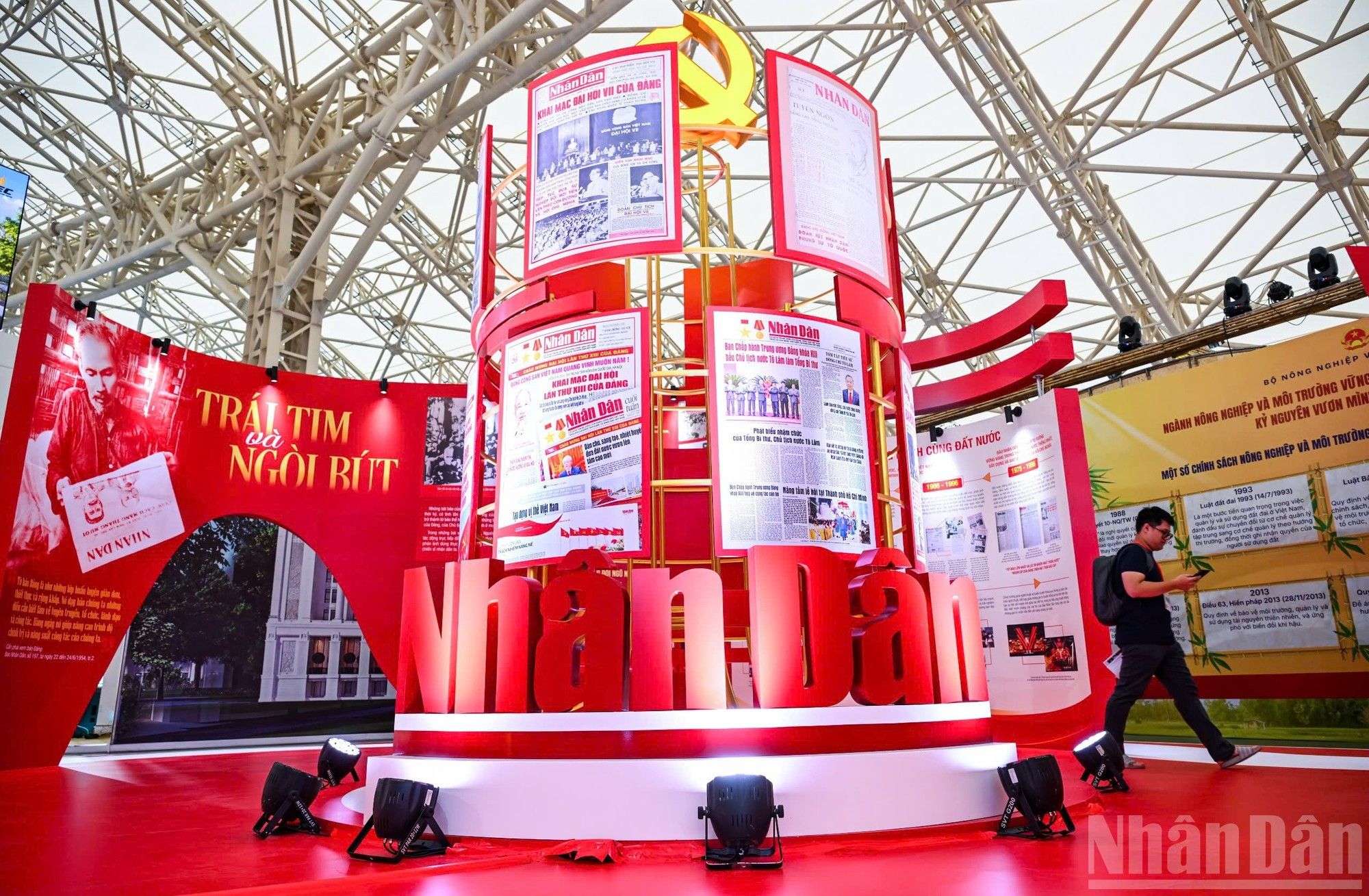 En el área central también se exhiben artísticamente las portadas de las tiradas que cubren los Congresos Nacionales del Partido, hitos de gran envergadura política para el país. Se trata de una muestra palpable del papel de esta agencia partidista, un canal formal dedicado a transmitir directrices y políticas.