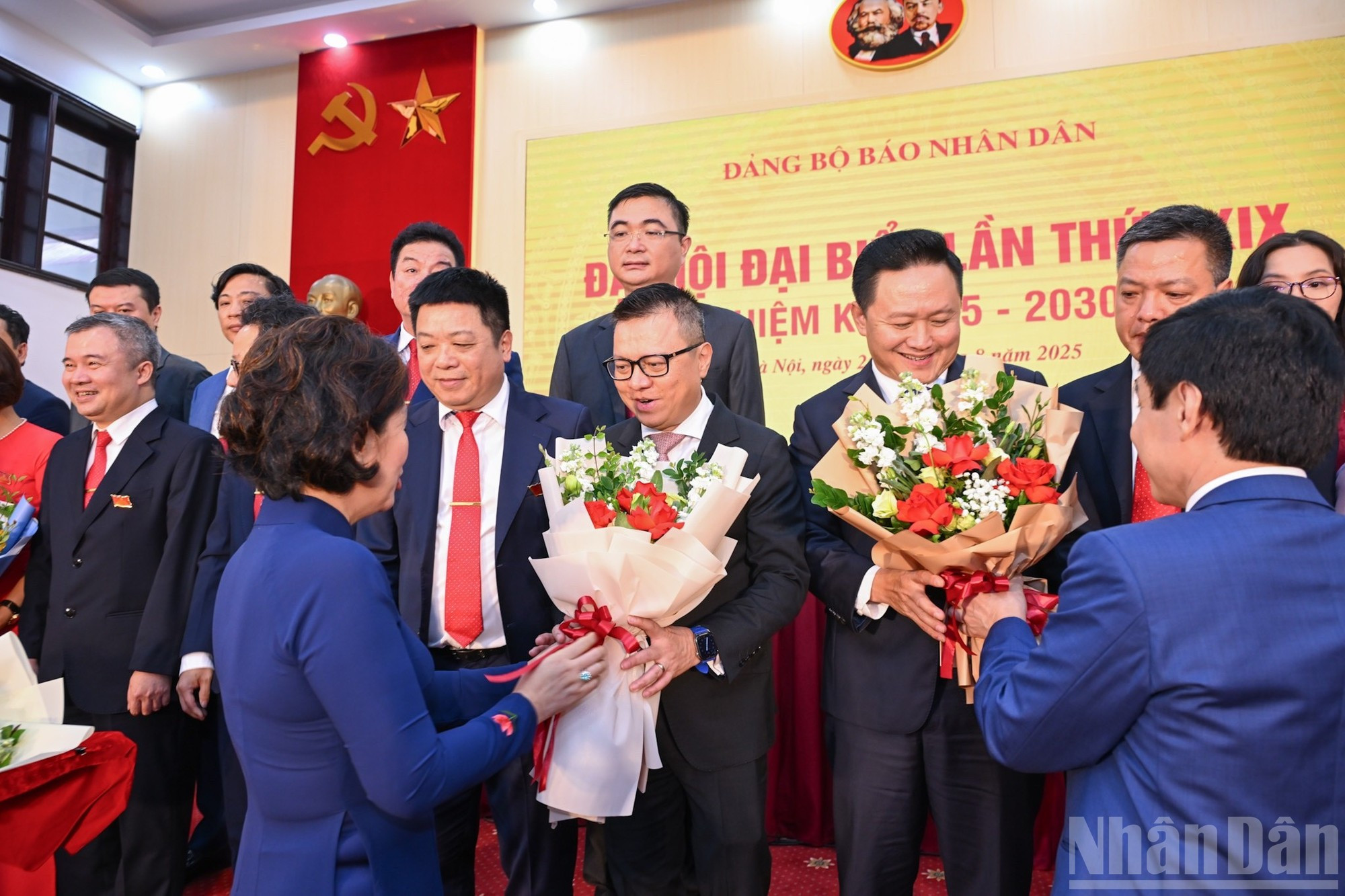 Delegados felicitan a los miembros del Comité partidista del periódico Nhan Dan del XXIX mandato.