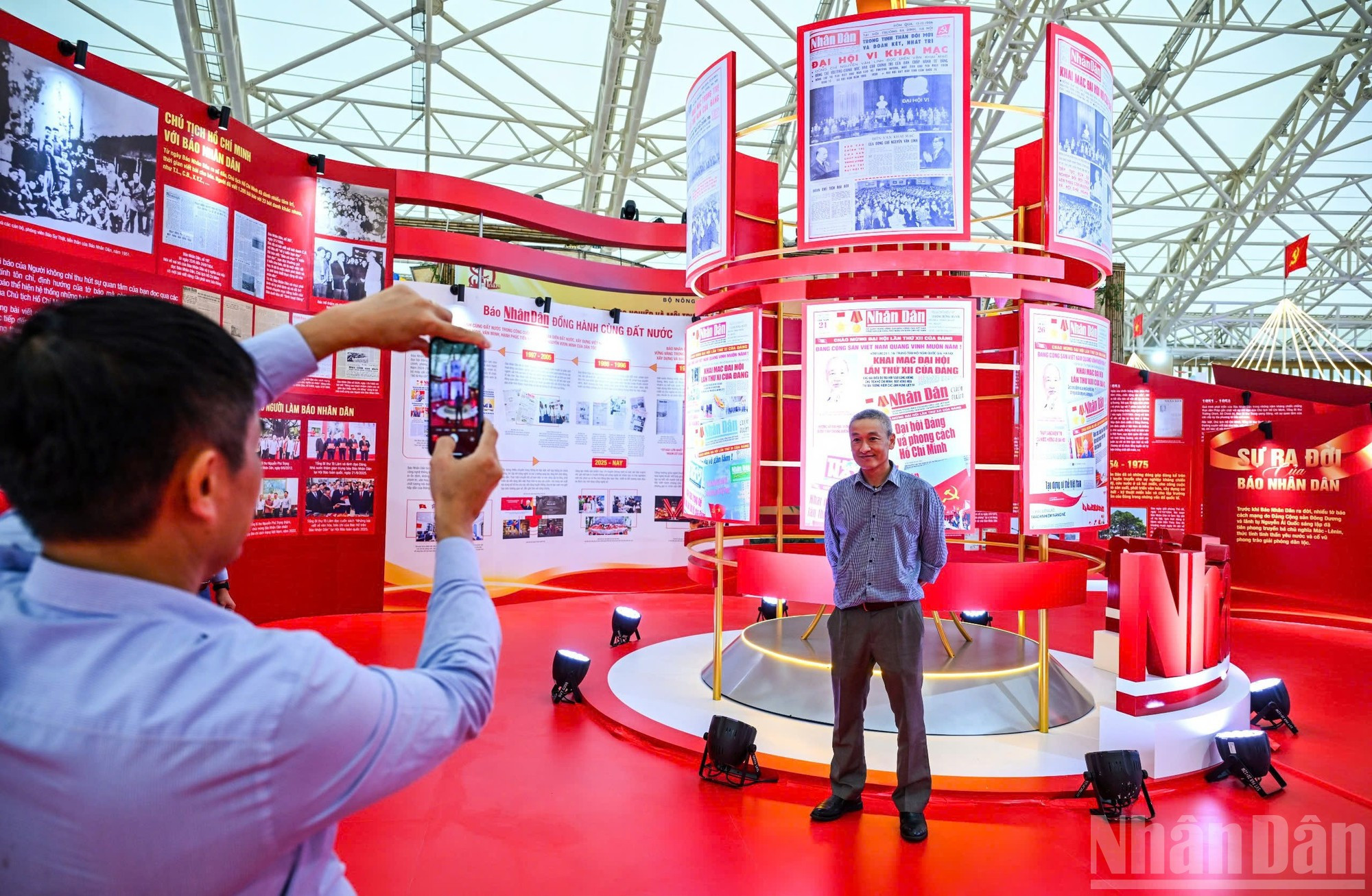 Además de destacar improntas de Nhan Dan, la cita rinde honor al rol del diario y de la prensa revolucionaria durante los 80 años de marcha hacia la independencia, la libertad y la felicidad de la nación.