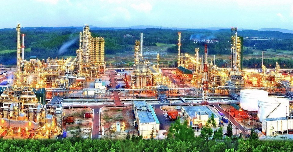La refinería de Dung Quat (Quang Ngai) es la segunda más grande de Vietnam, desempeñando un papel clave en la industria nacional (2011). La refinería de Dung Quat (Quang Ngai) es la segunda más grande de Vietnam, desempeñando un papel clave en la industria nacional (2011).