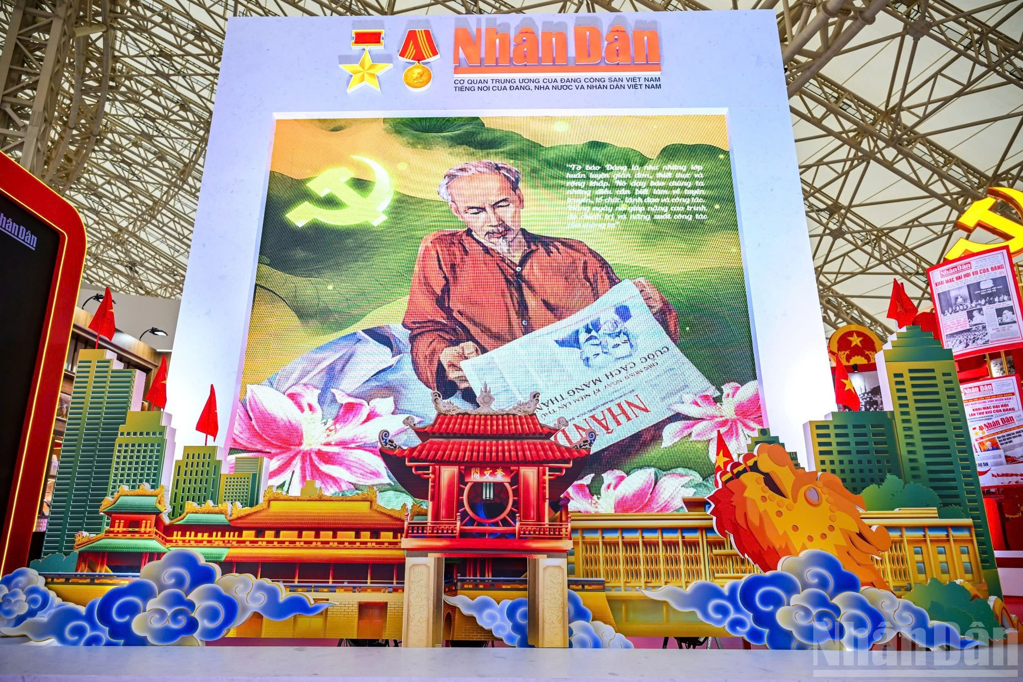 “Un periódico del Partido es como una clase de capacitación sencilla, práctica y generalizada. Nos enseña lo que necesitamos saber acerca de la propaganda, la organización, el liderazgo y el trabajo. Nos ayuda cada día a mejorar nuestro conocimiento político y productividad laboral” (Presidente Ho Chi Minh).