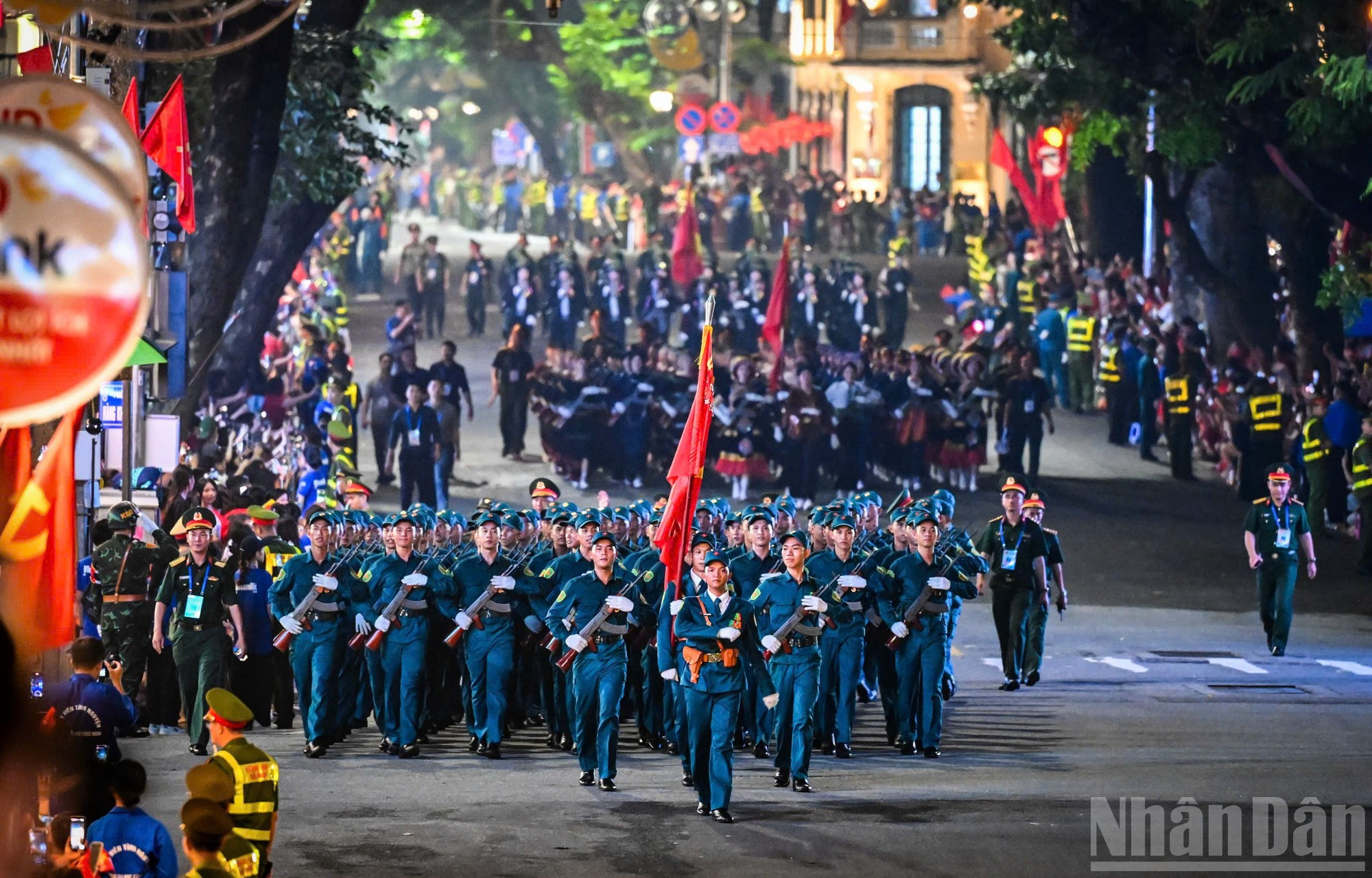 El desfile se desarrolla con éxito pese a las recientes lluvias torrenciales.