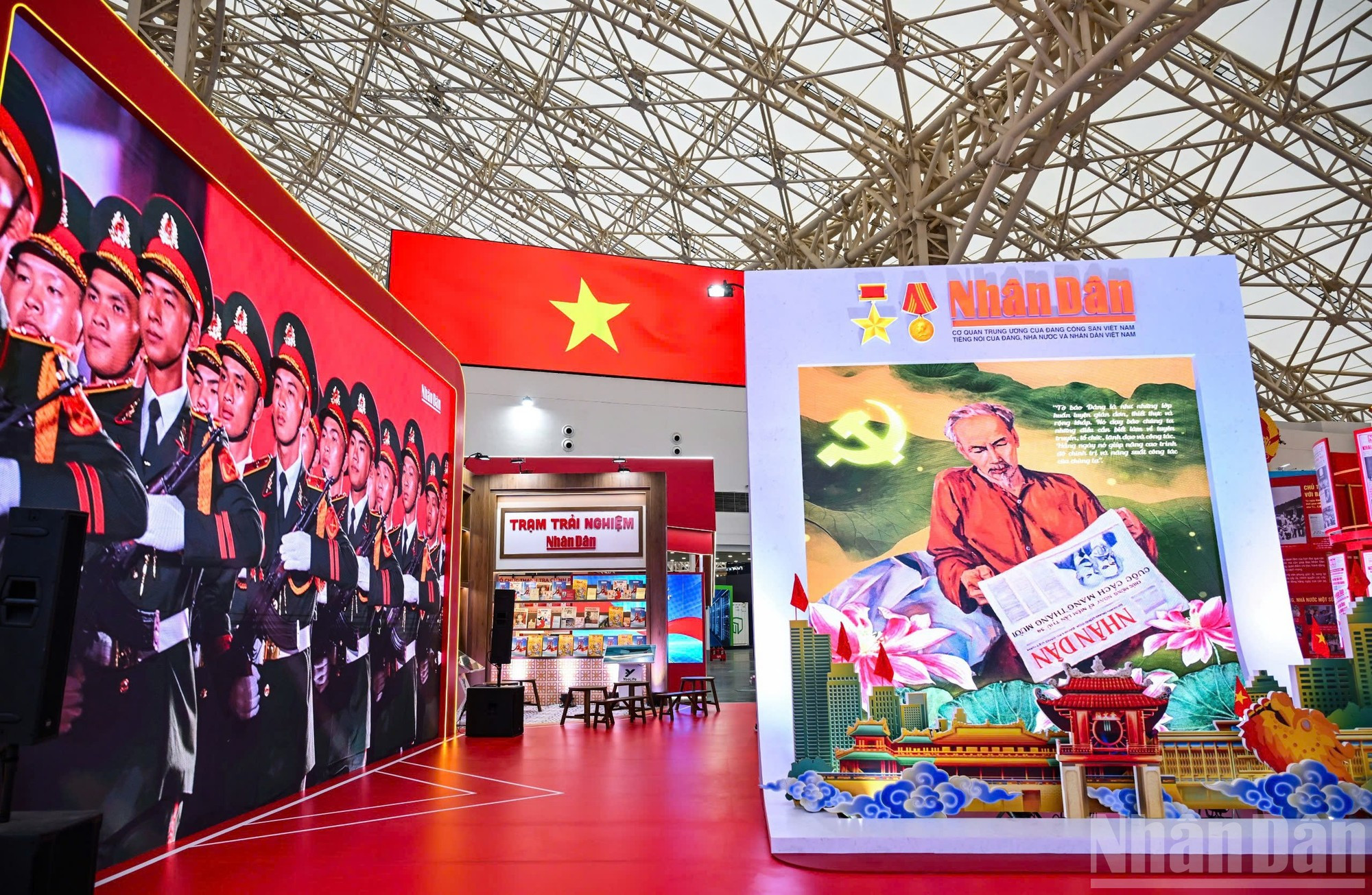 La imagen del Tío Ho leyendo el periódico Nhan Dan lleva citado un dicho del respetable líder sobre la lectura de los periódicos del Partido.