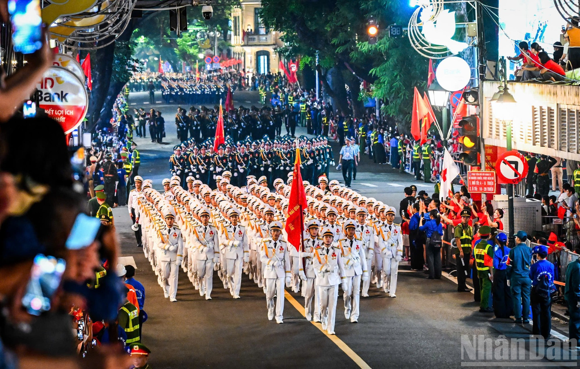 Después de pasar por la plaza de Ba Dinh, donde se instala el principal escenario, los contingentes desvían por diferentes rutas.