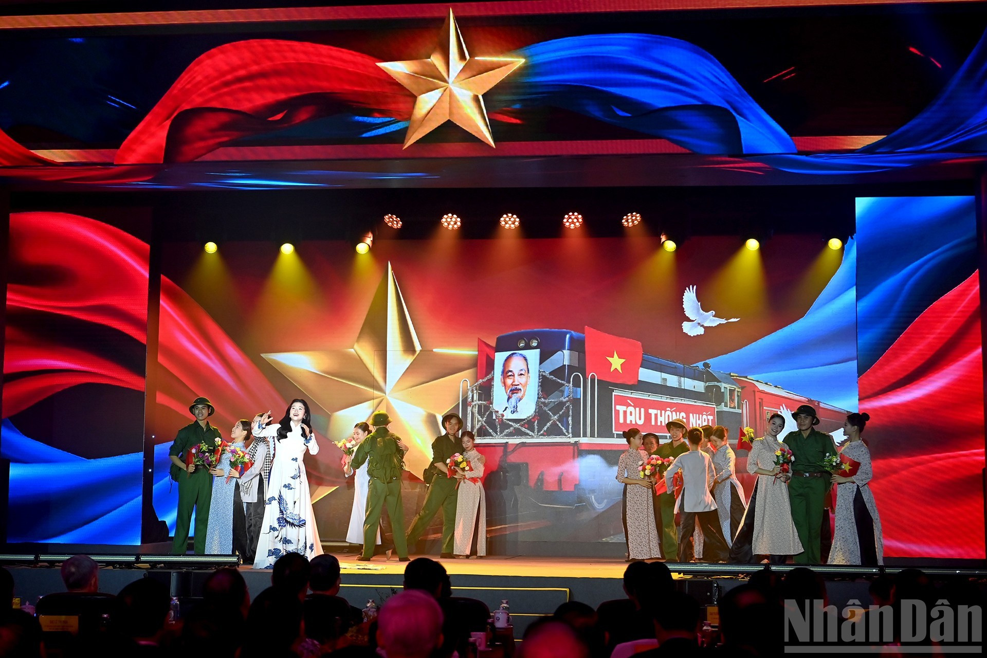 Una actuación artística en el evento.