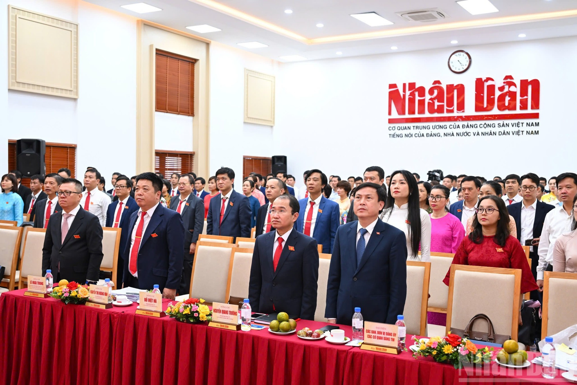 Los delegados realizan el acto de saludo a la bandera nacional al cierre del Congreso.