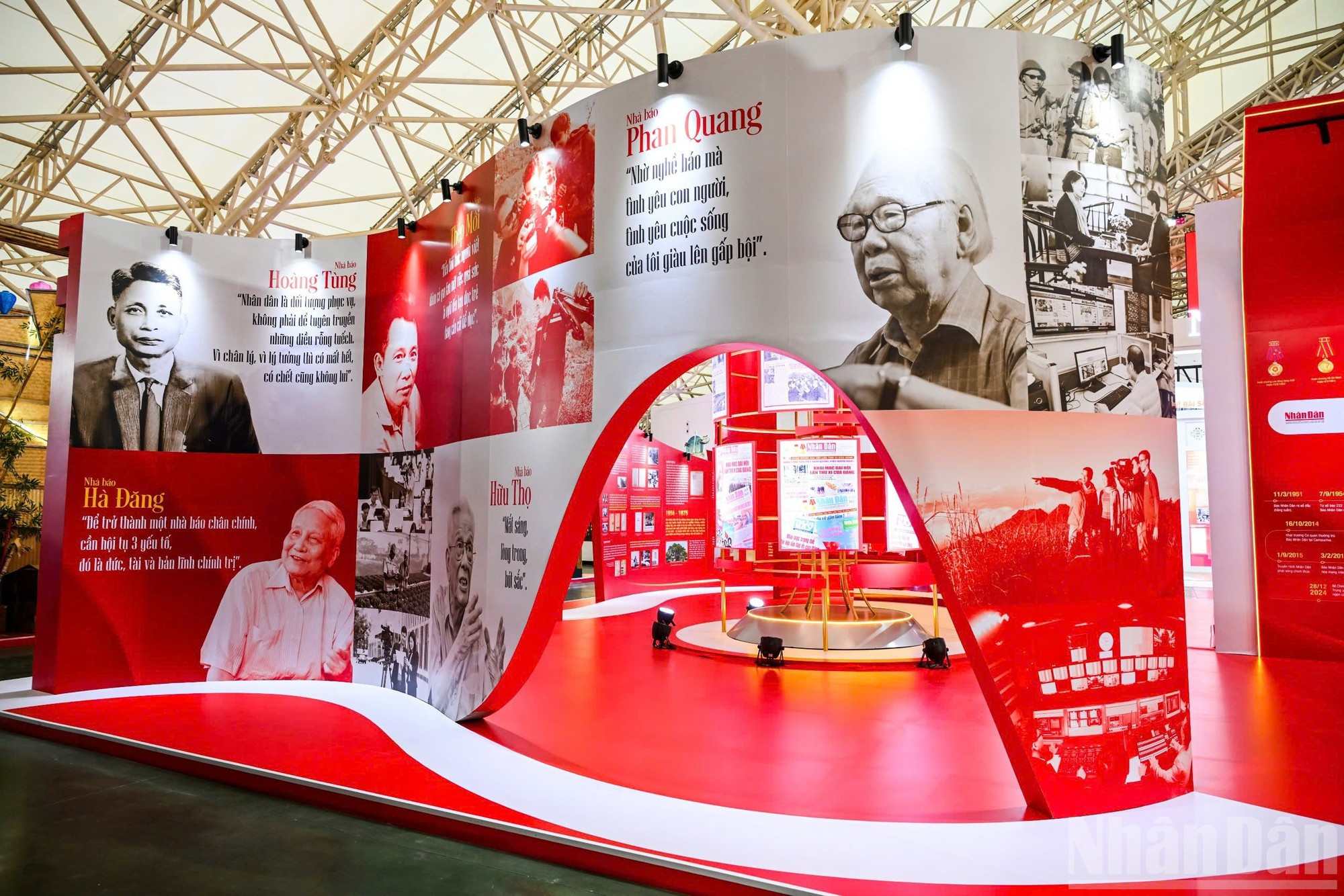 La sección C, “El corazón y la pluma”, retrata a los presidente-editores de Nhan Dan desde la creación del diario hasta la actualidad.